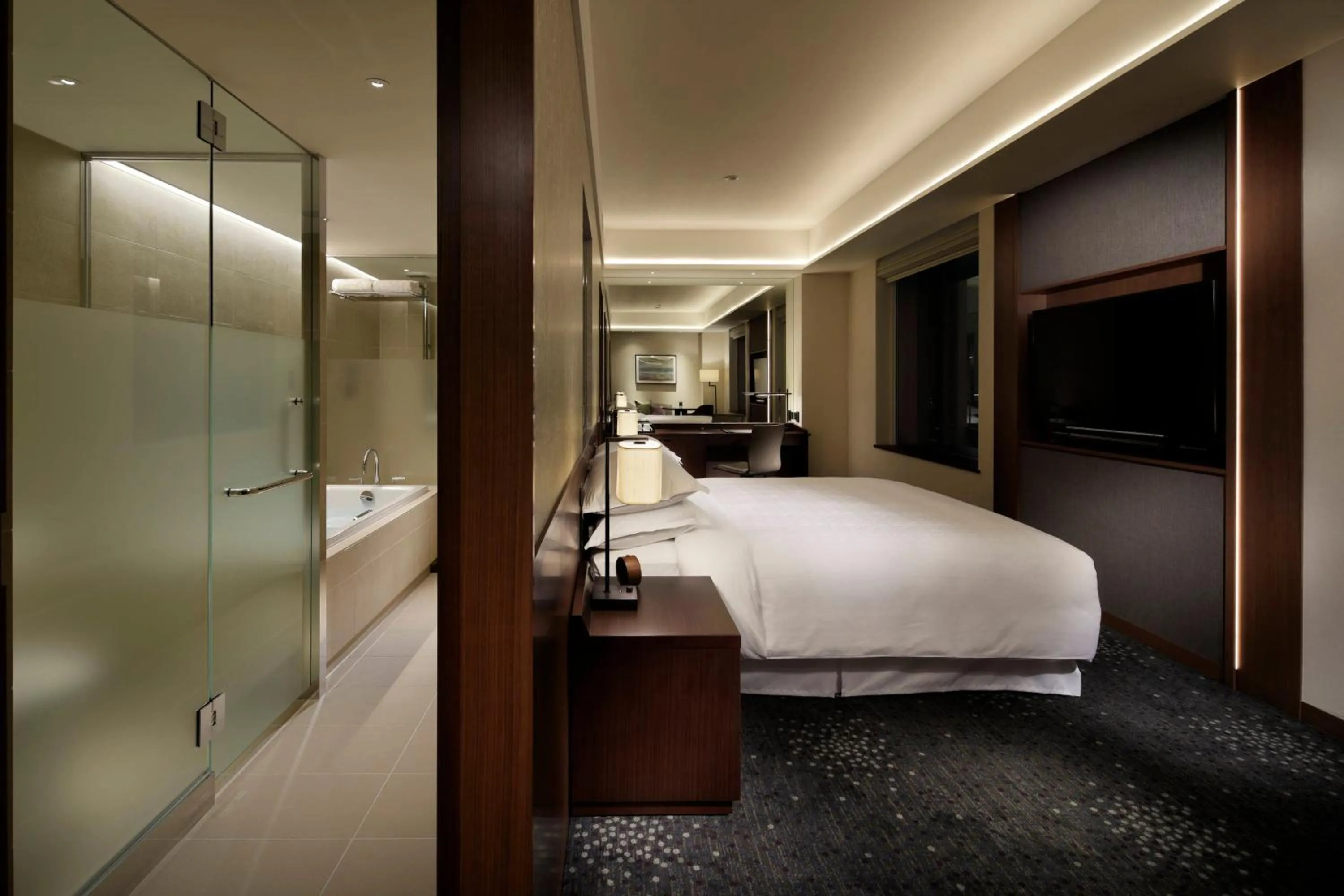 Photo of the whole room, Bed in Yokohama Bay Sheraton Hotel and Towers