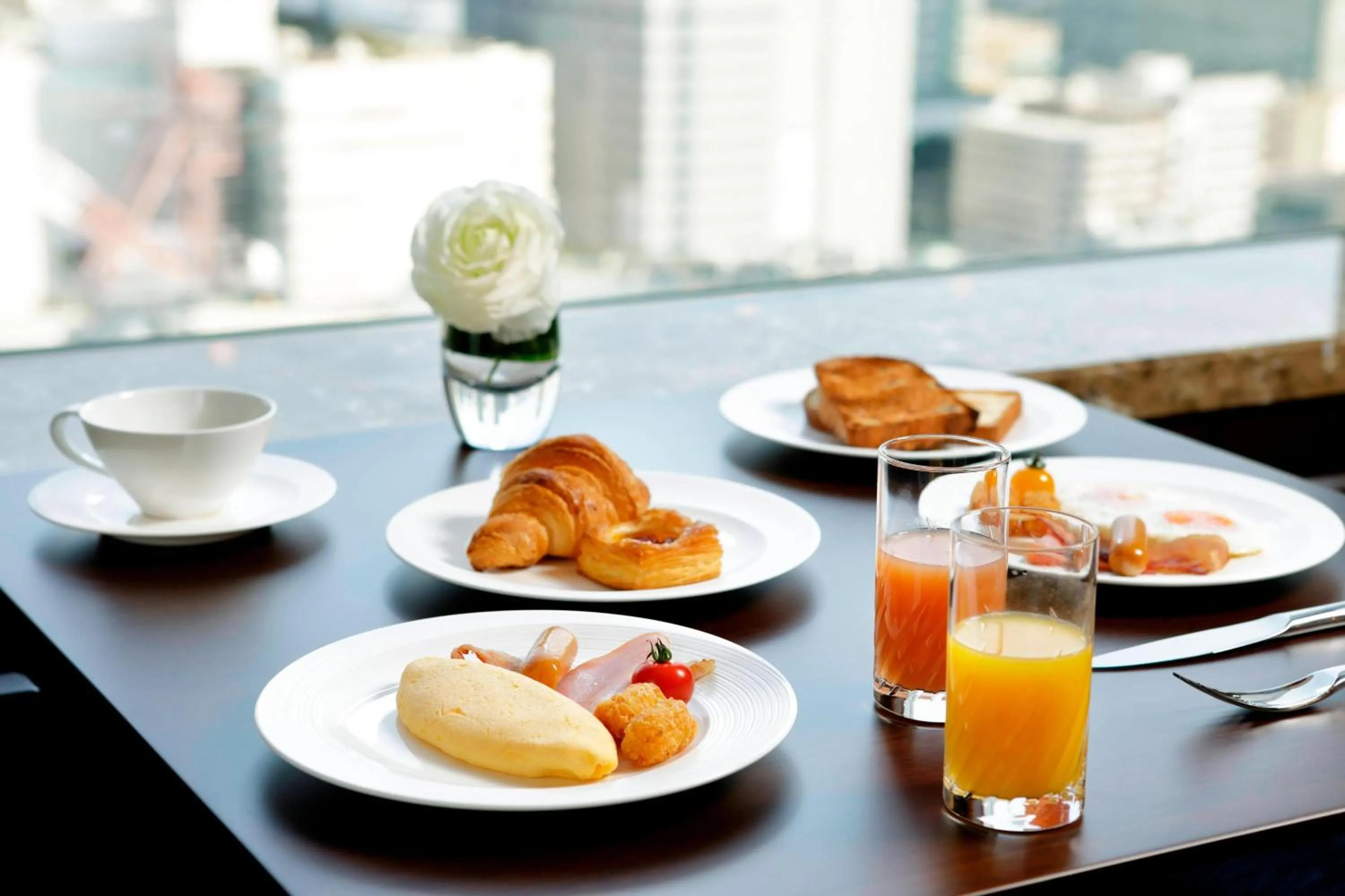 Lounge or bar in Yokohama Bay Sheraton Hotel and Towers