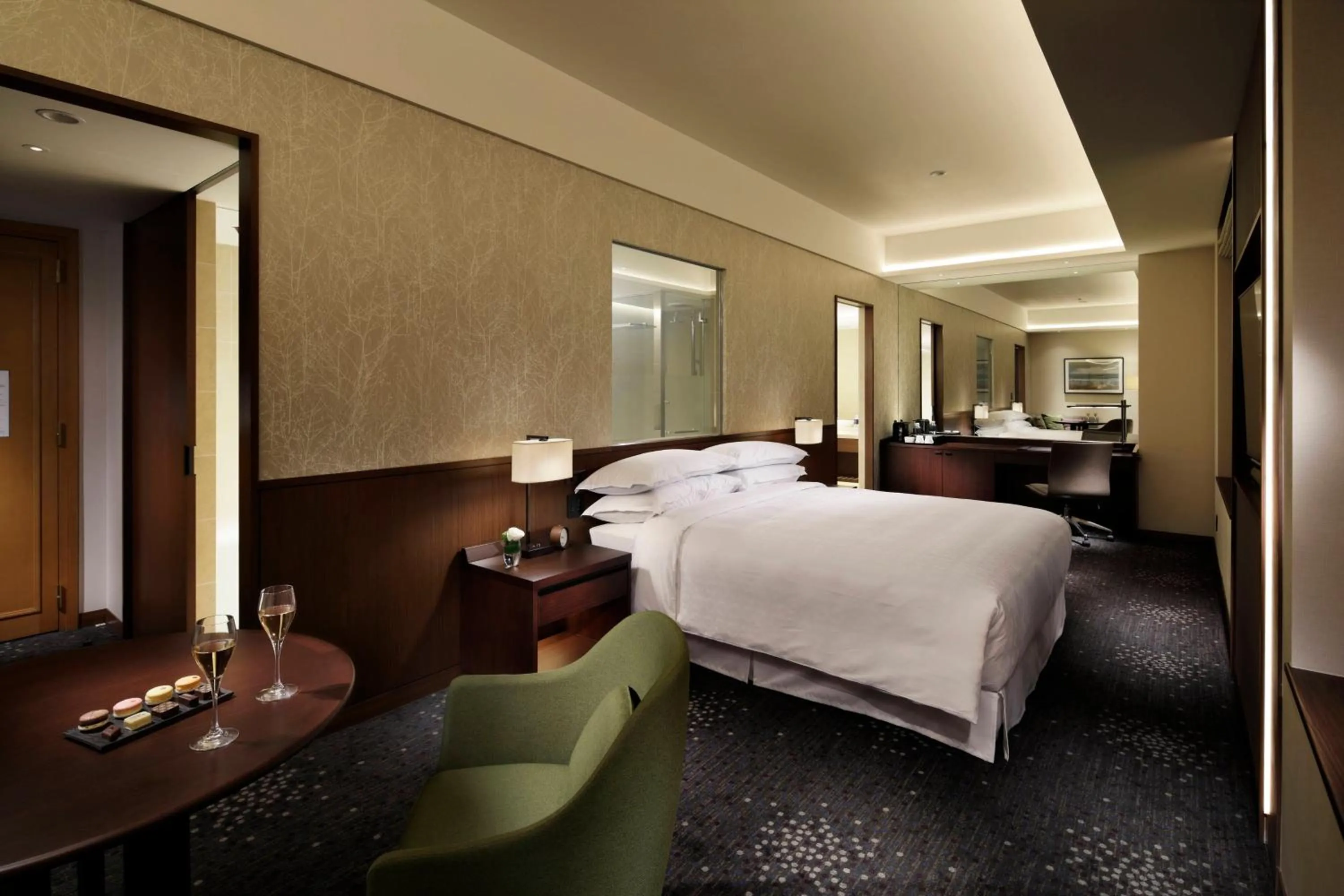 Photo of the whole room, Bed in Yokohama Bay Sheraton Hotel and Towers