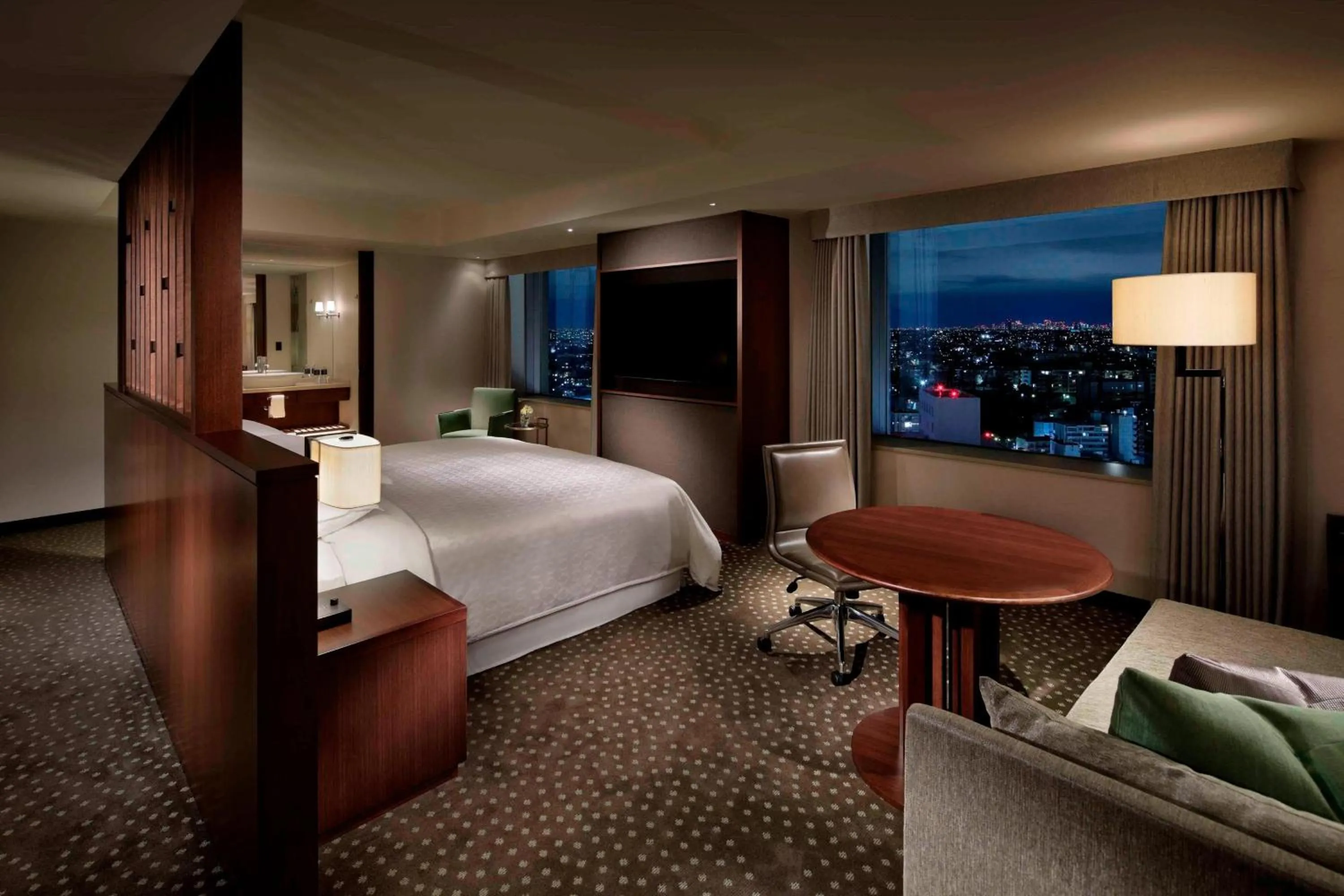 Photo of the whole room, Bed in Yokohama Bay Sheraton Hotel and Towers