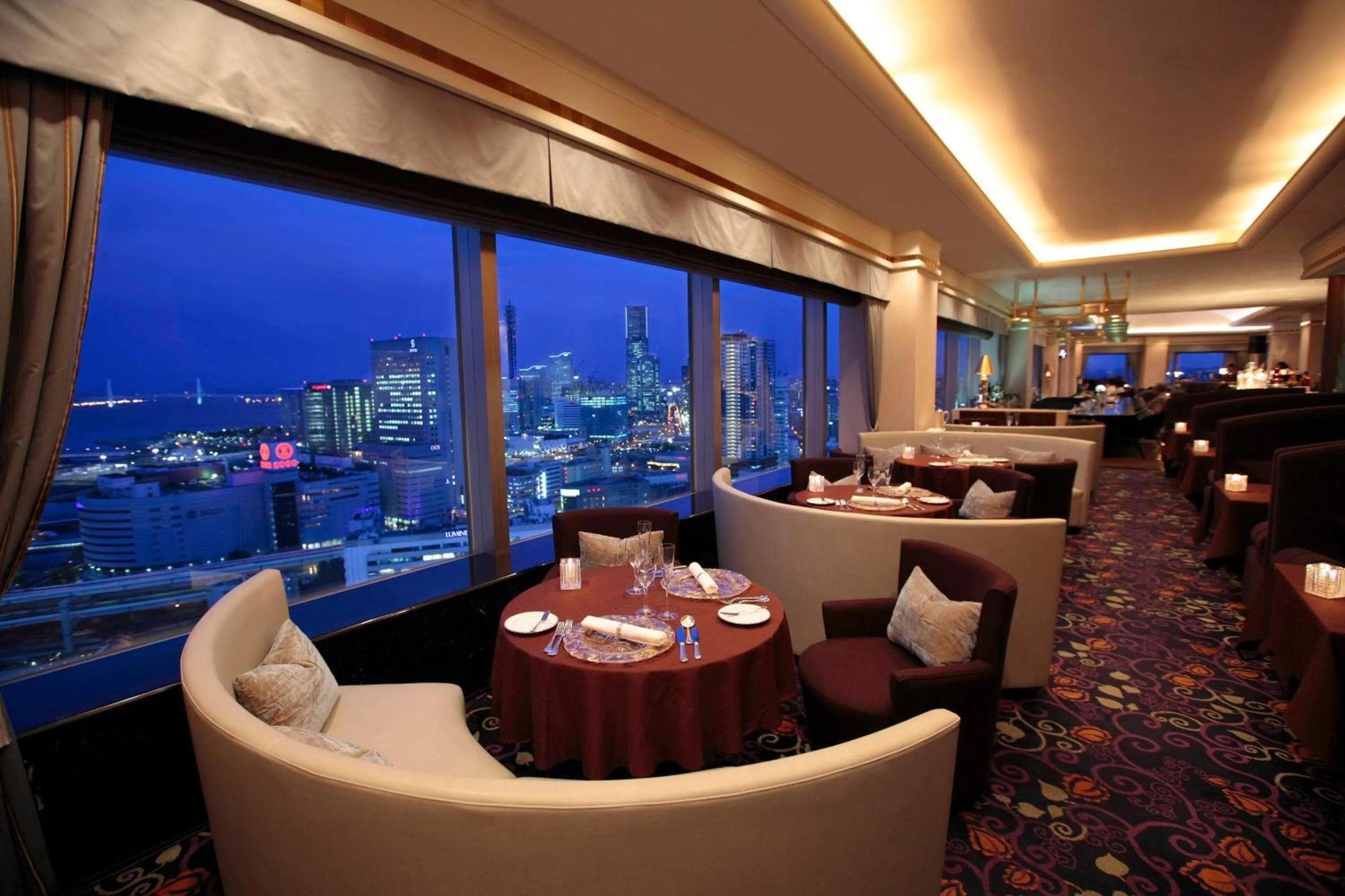 Lounge or bar in Yokohama Bay Sheraton Hotel and Towers