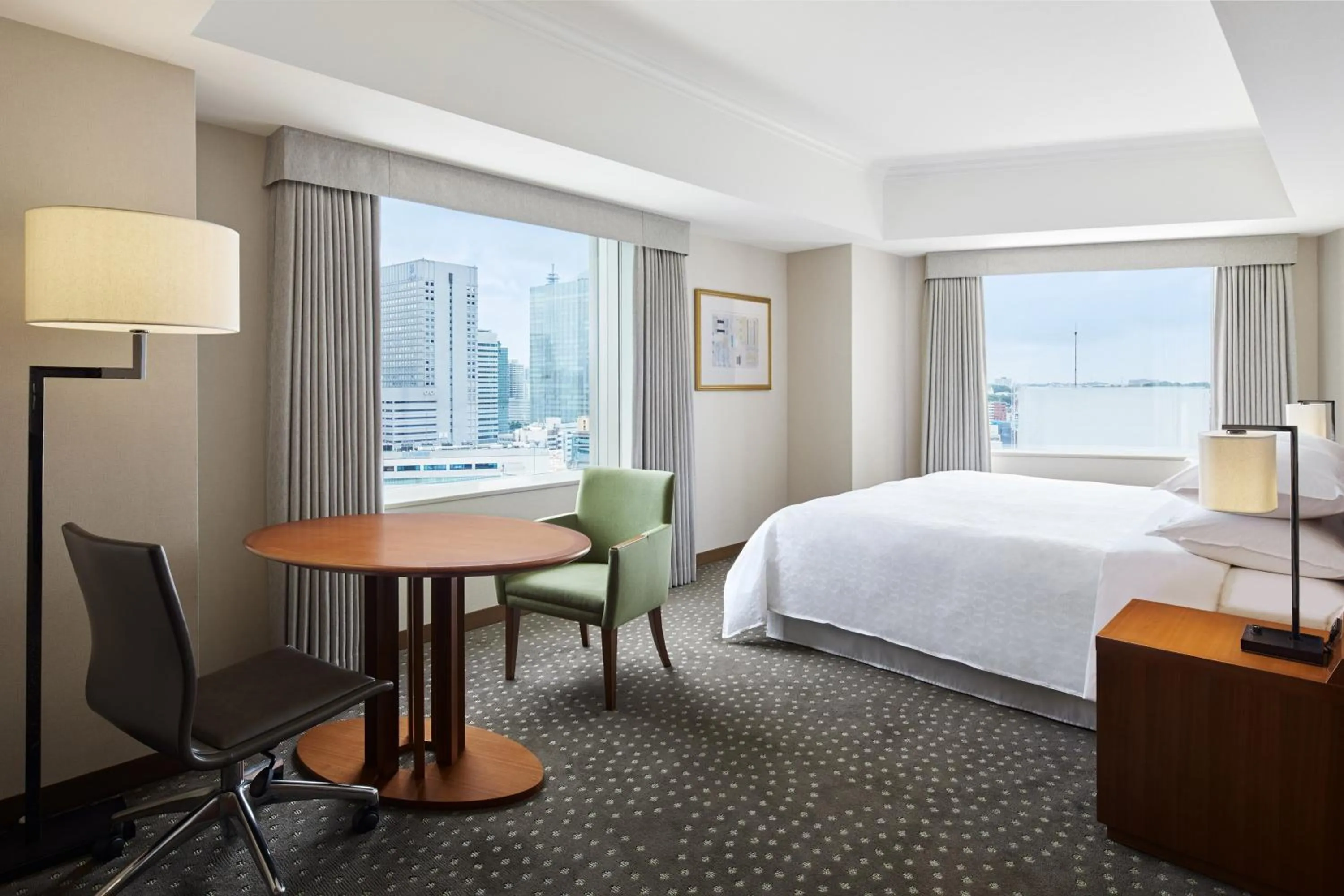 Photo of the whole room, Bed in Yokohama Bay Sheraton Hotel and Towers