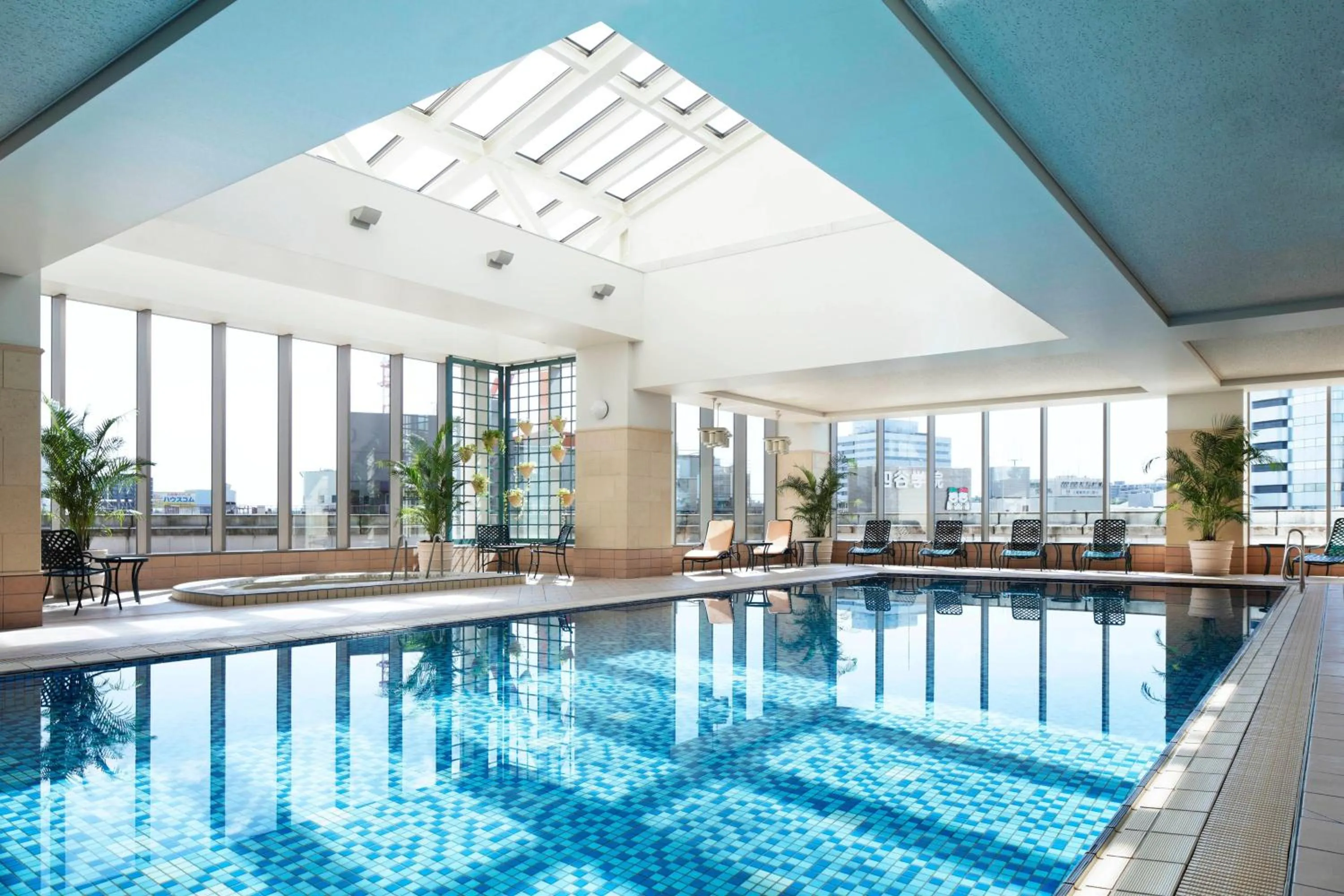 Swimming pool in Yokohama Bay Sheraton Hotel and Towers