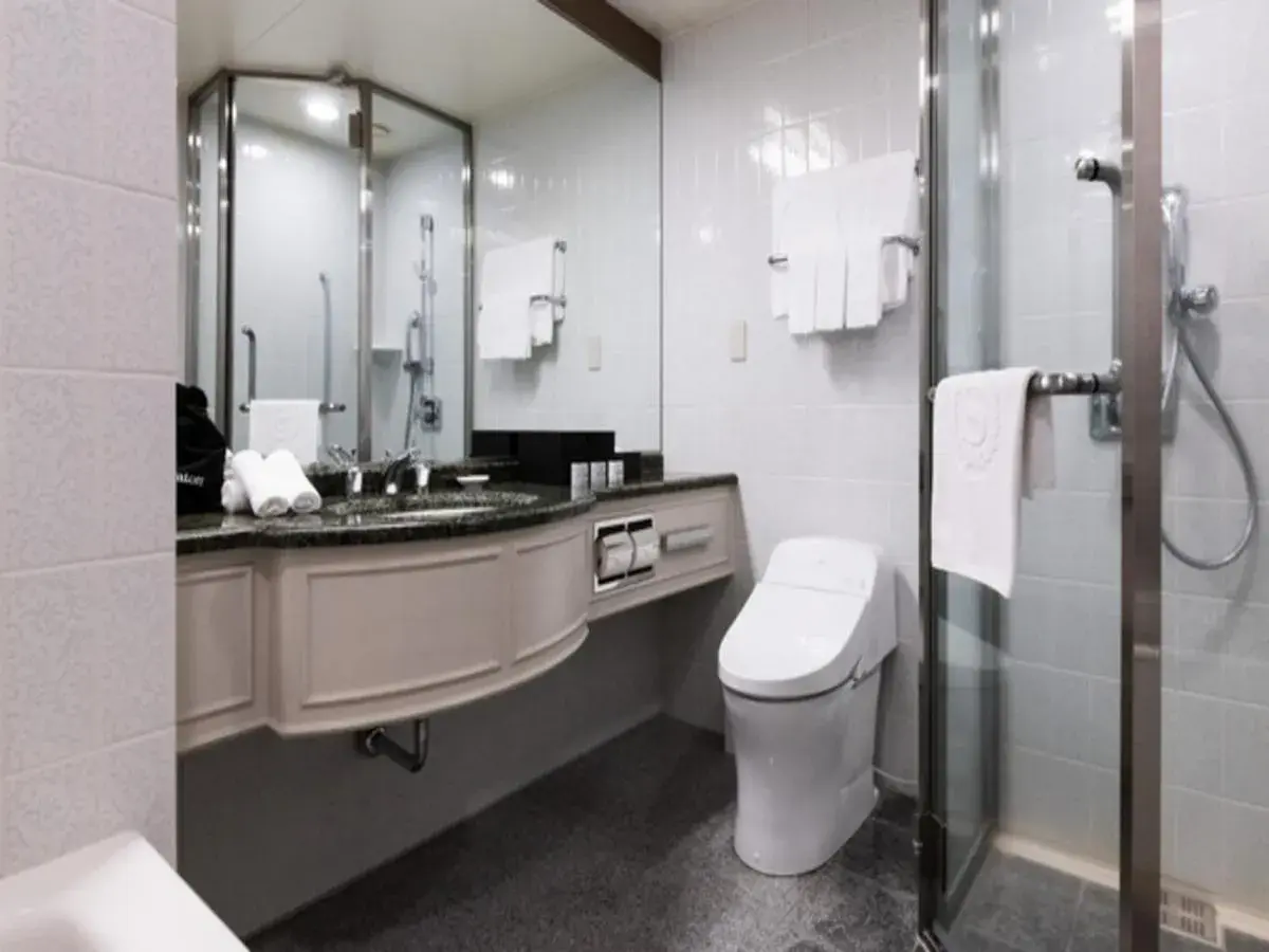 Luxury king, Guest room, 1 King, City view in Yokohama Bay Sheraton Hotel and Towers Luxury king, Guest room, 1 King, City view in Yokohama Bay Sheraton Hotel and Towers