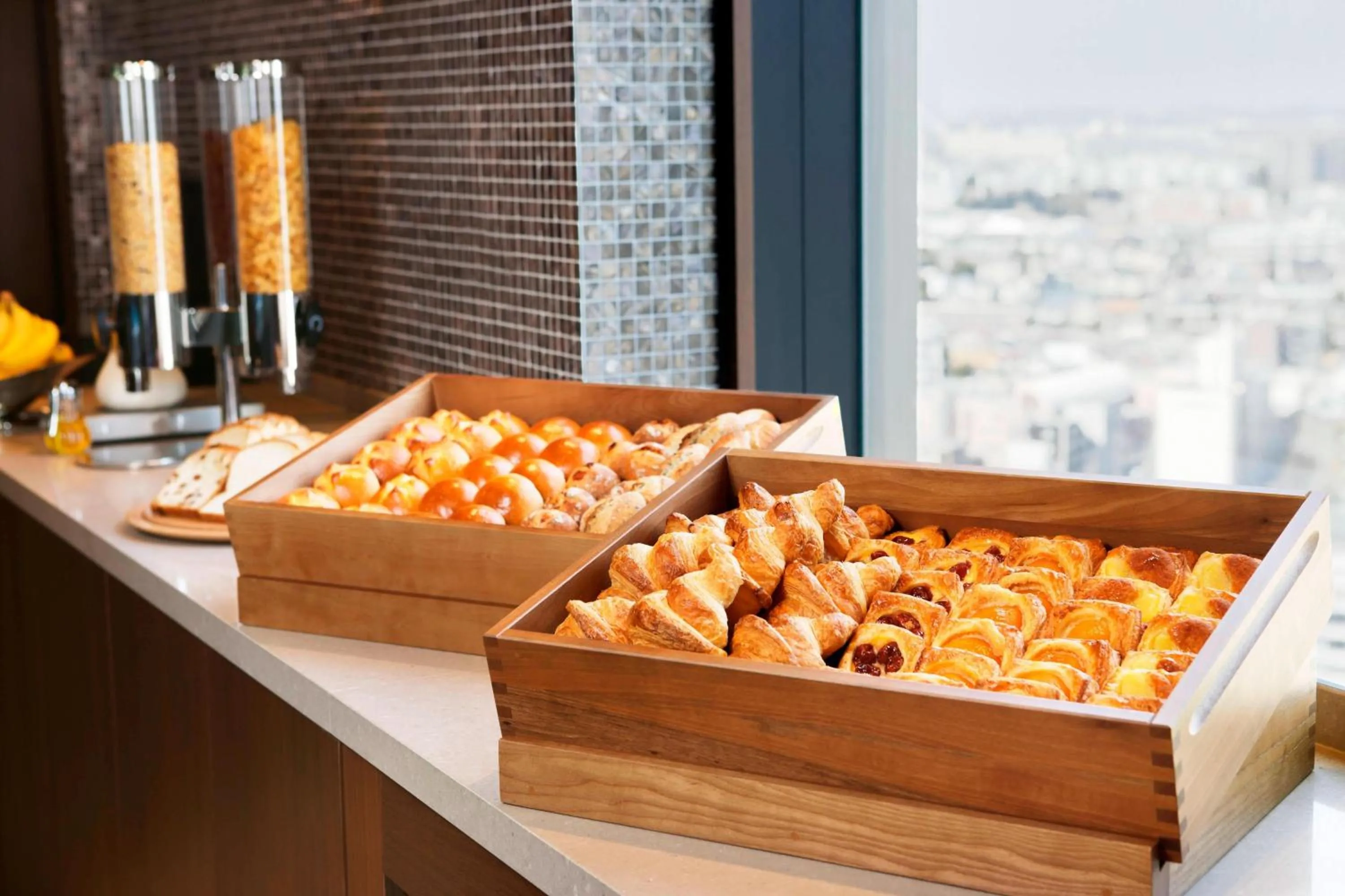 Lounge or bar in Yokohama Bay Sheraton Hotel and Towers