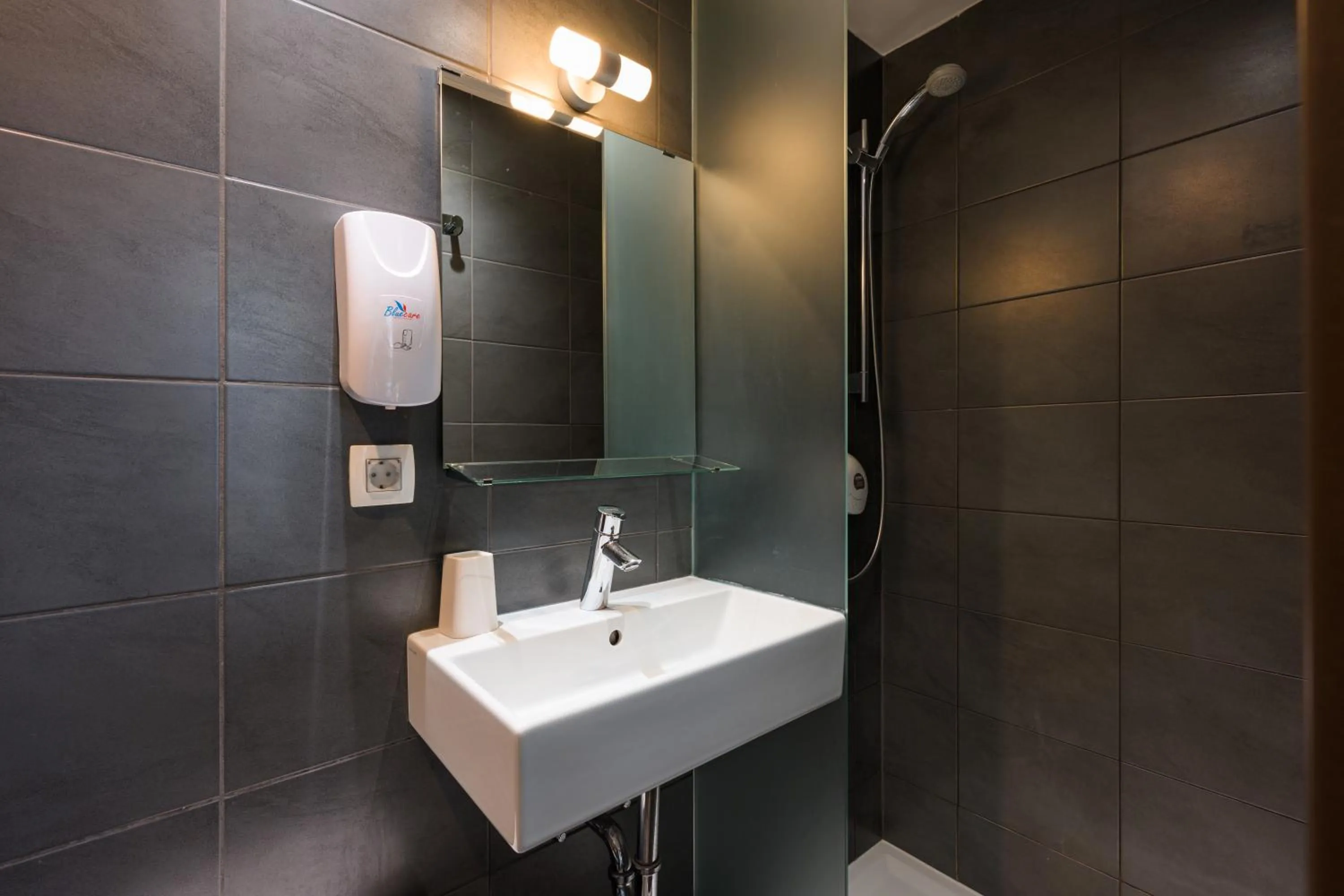 Shower in ATIK ROOMS