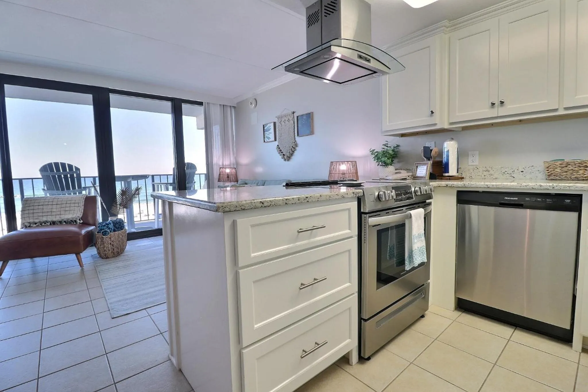 Kitchen or kitchenette in Island Winds East