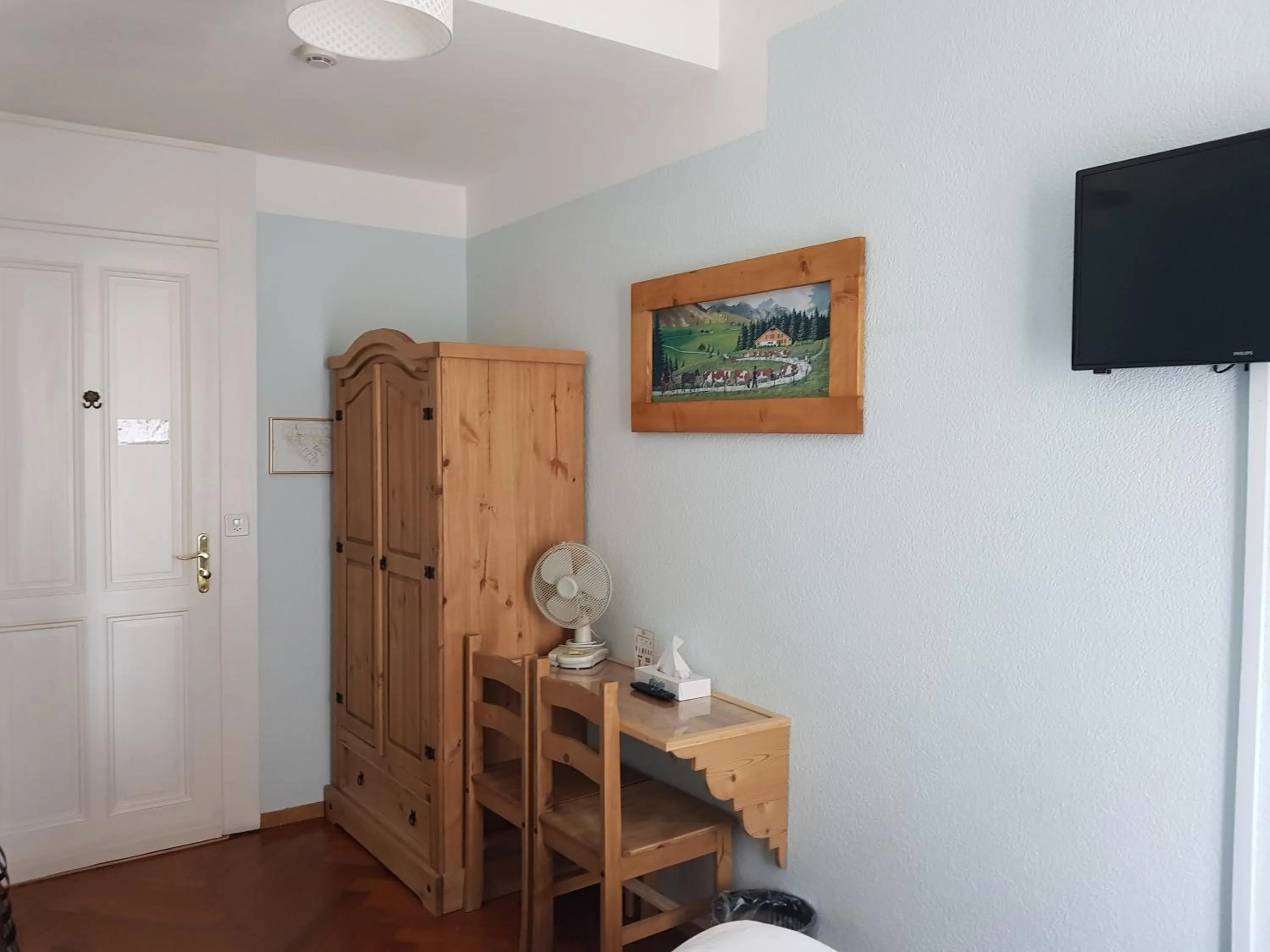 Photo of the whole room in Hotel de Geneve