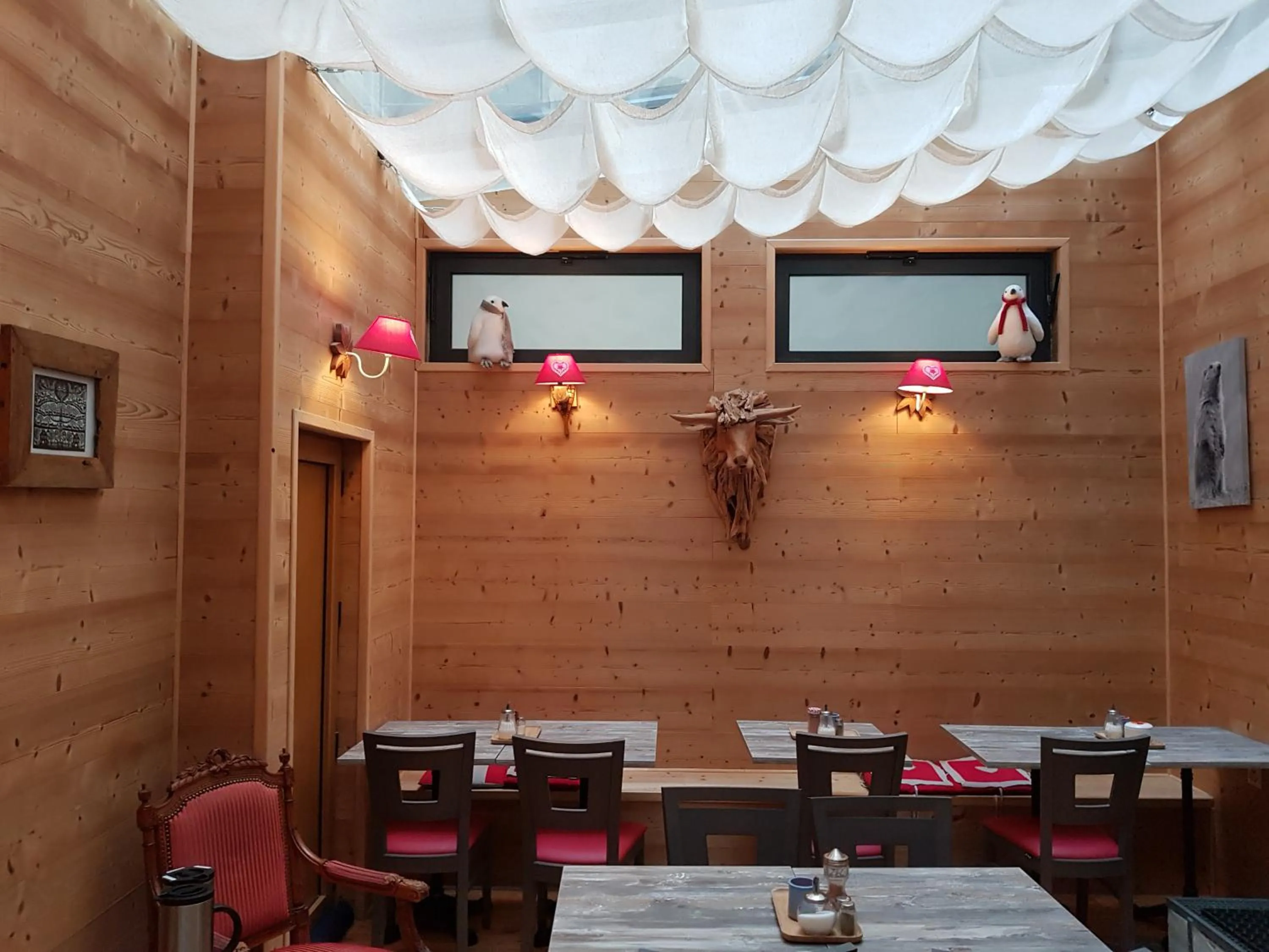 Restaurant/places to eat in Hotel de Geneve