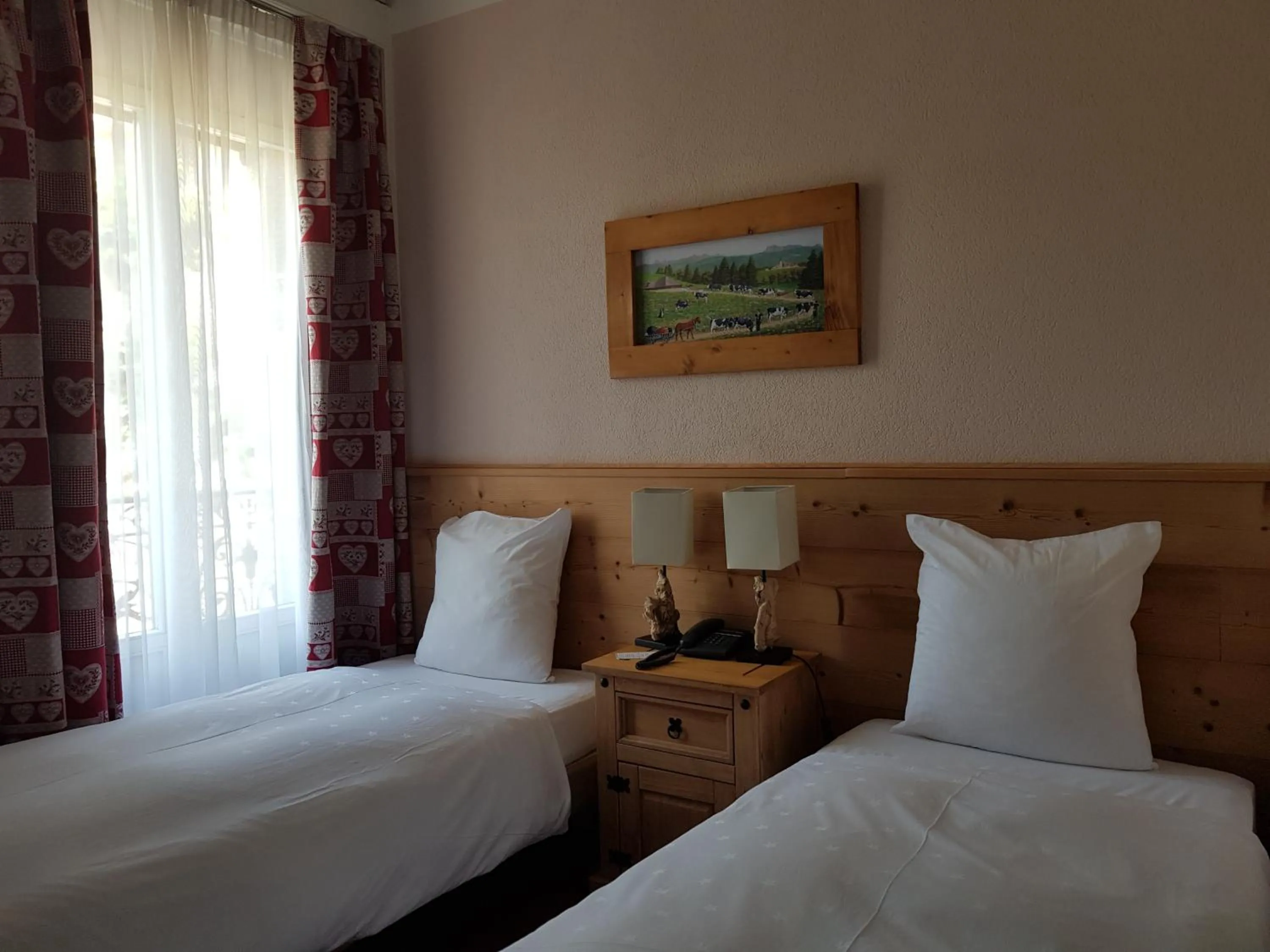 Photo of the whole room, Bed in Hotel de Geneve