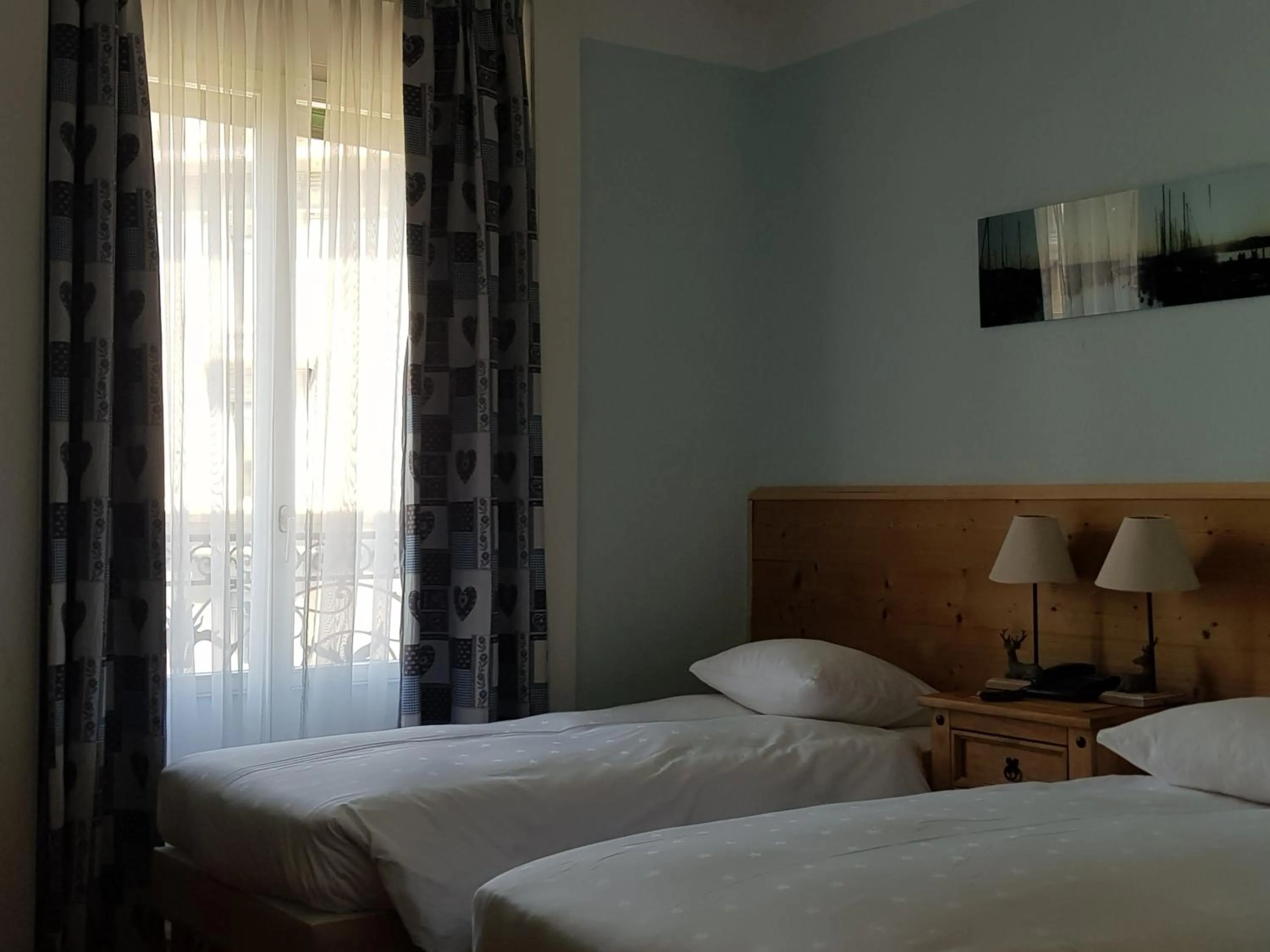 Photo of the whole room, Bed in Hotel de Geneve