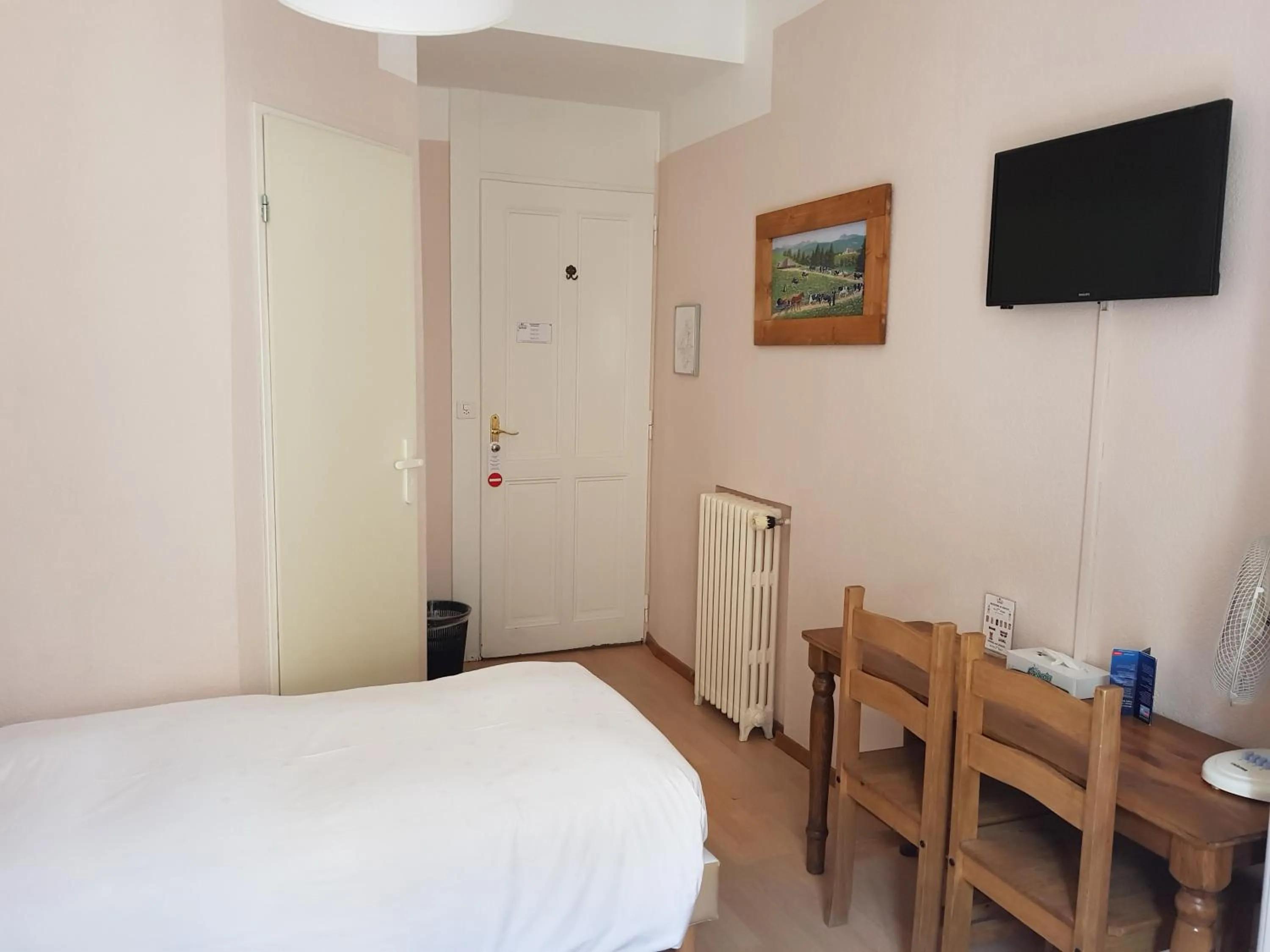 Photo of the whole room, Bed in Hotel de Geneve