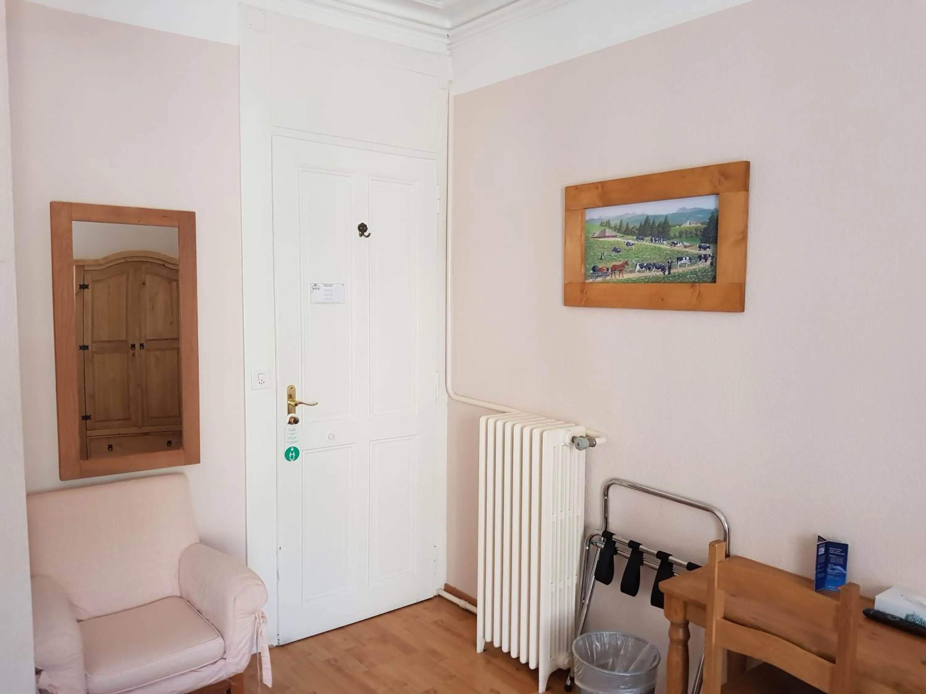 Photo of the whole room in Hotel de Geneve