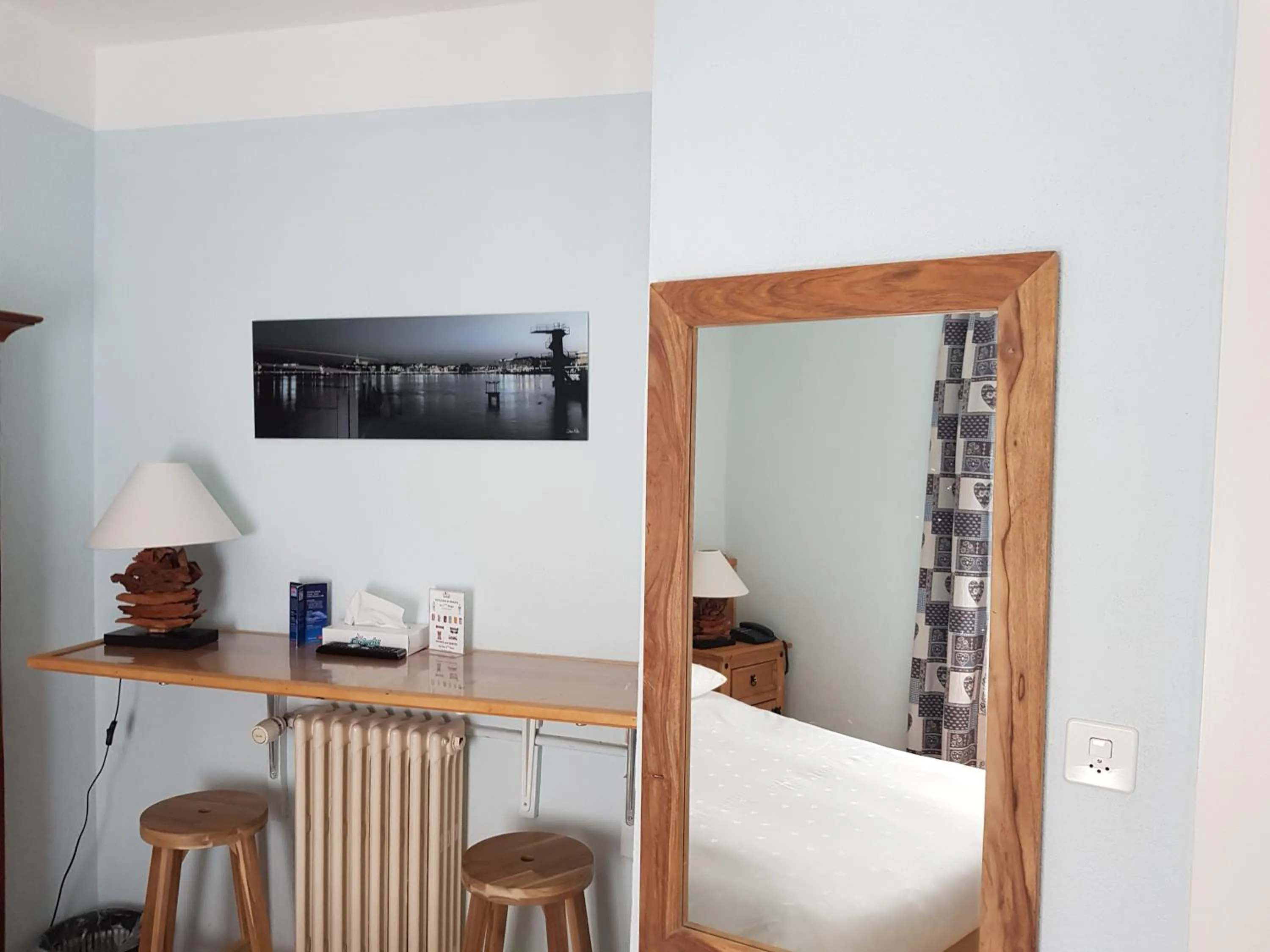 Photo of the whole room, Bed in Hotel de Geneve