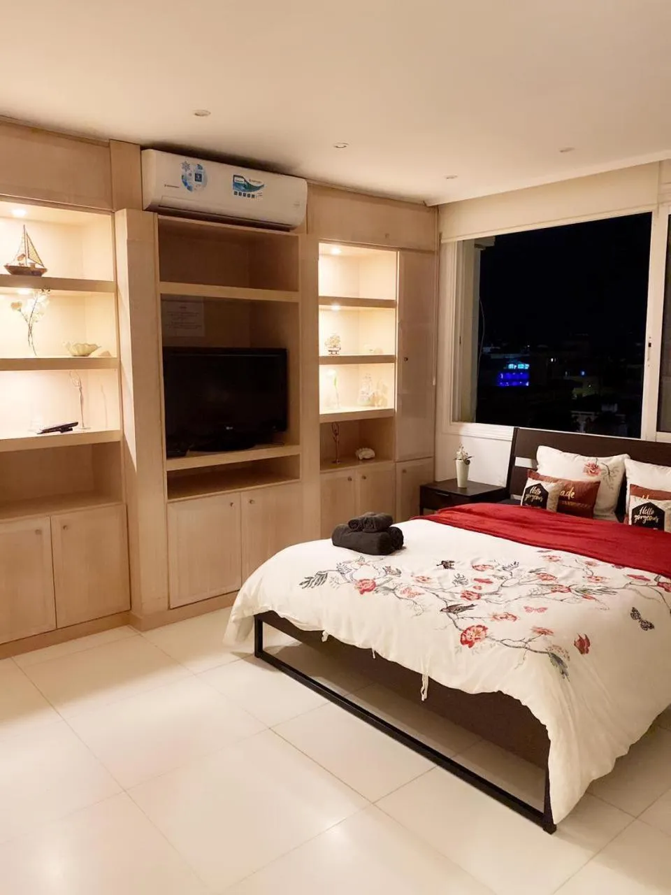 TV and multimedia, Bed in Larnaca Seaview Rooms