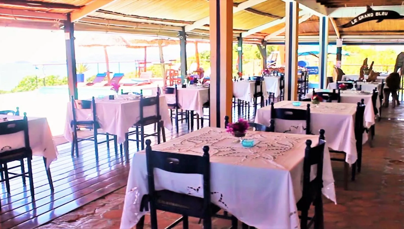 Restaurant/places to eat in Le Grand Bleu