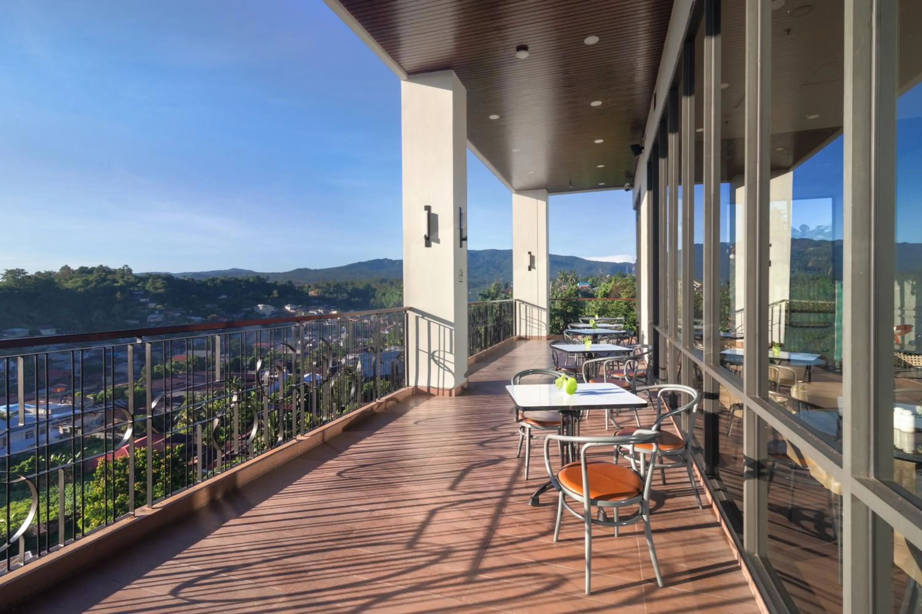 Restaurant/places to eat in Luwansa Hotel and Convention Center Manado