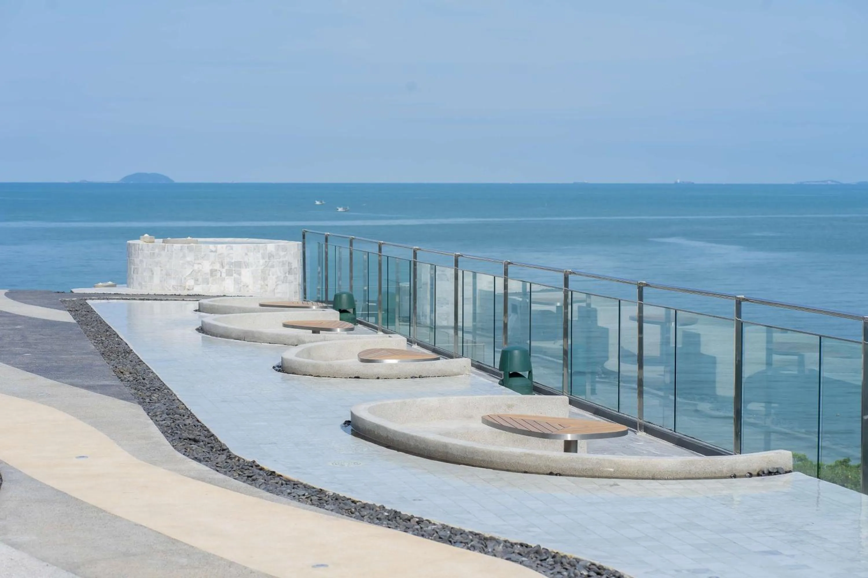 Balcony/Terrace in Bayphere Hotel Pattaya JC