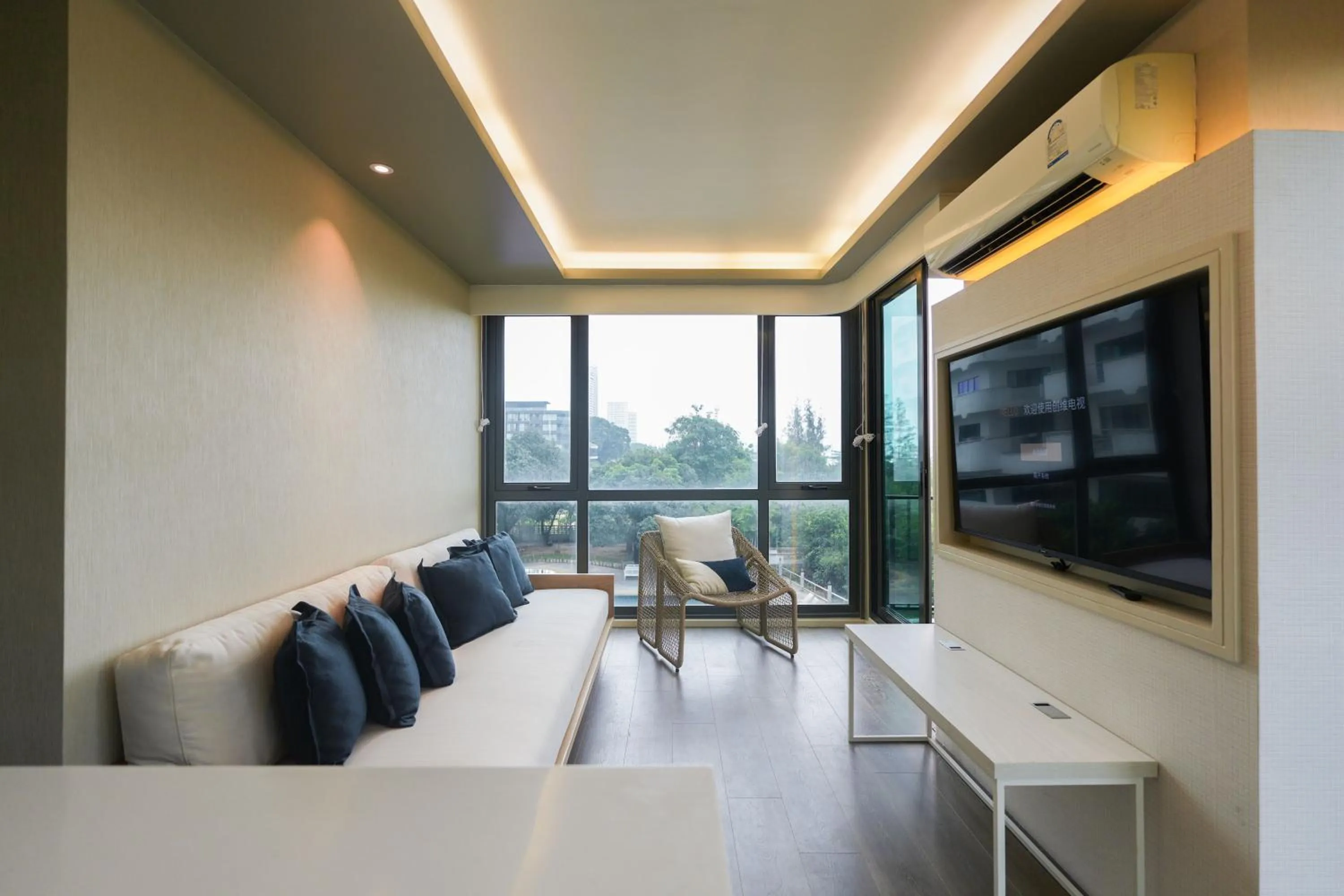 Communal lounge/ TV room in Bayphere Hotel Pattaya JC