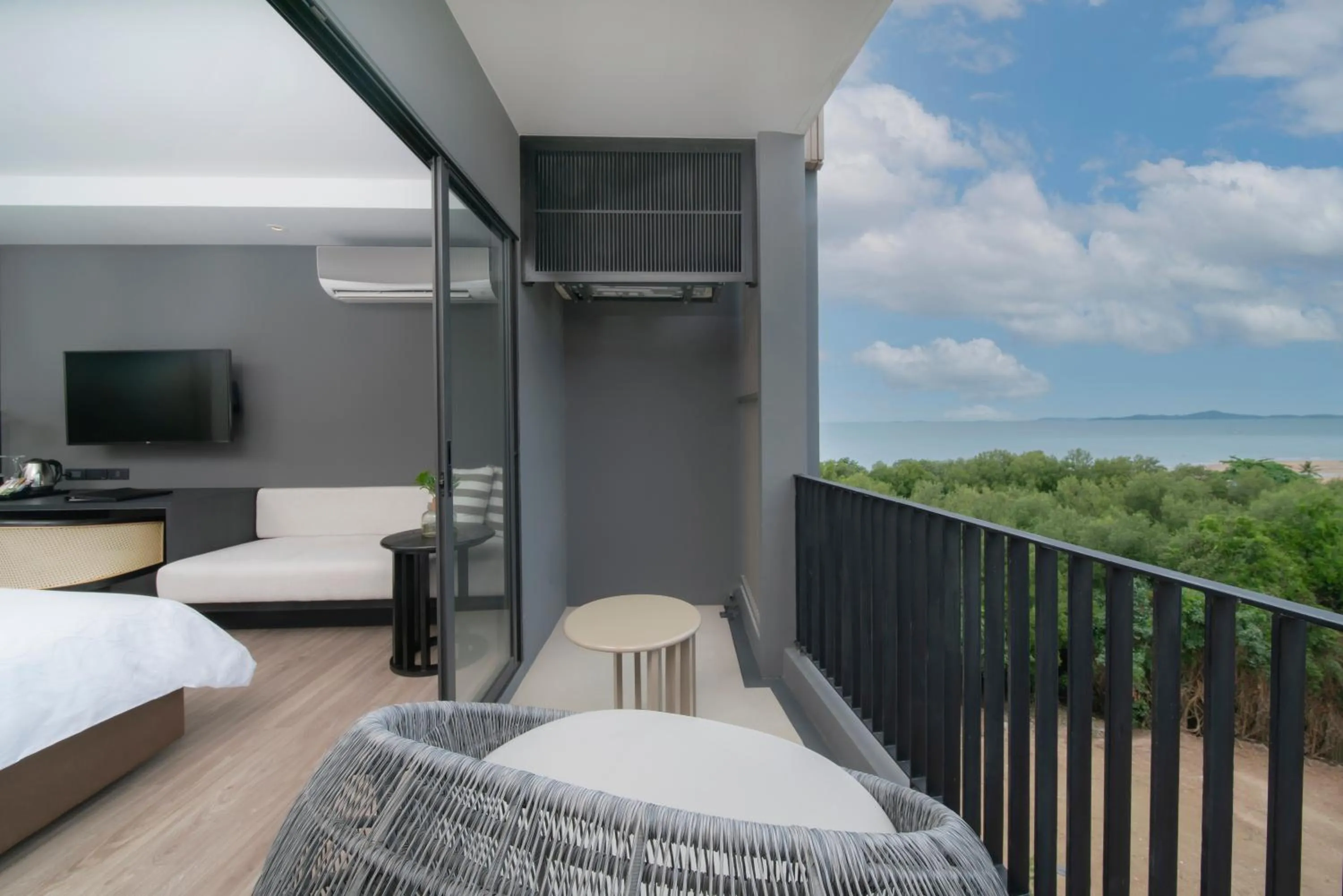 Balcony/Terrace, Bed in Bayphere Hotel Pattaya JC