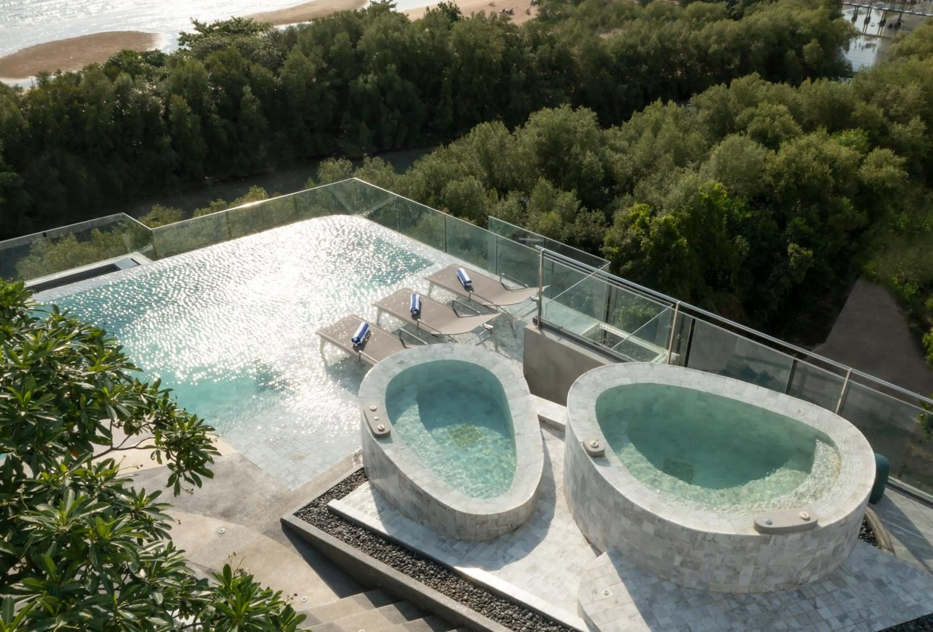 Swimming pool in Bayphere Hotel Pattaya JC