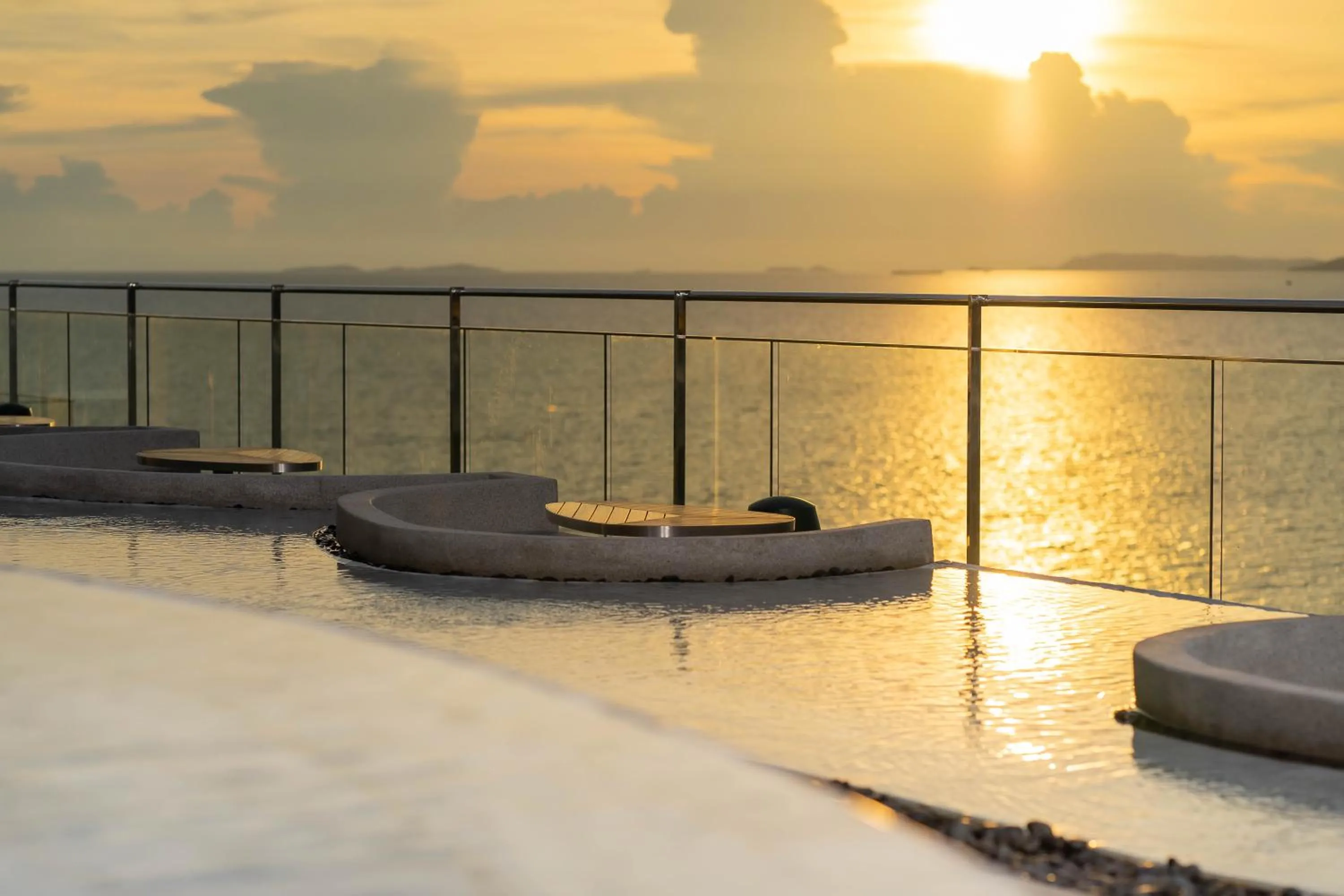 Swimming pool in Bayphere Hotel Pattaya JC