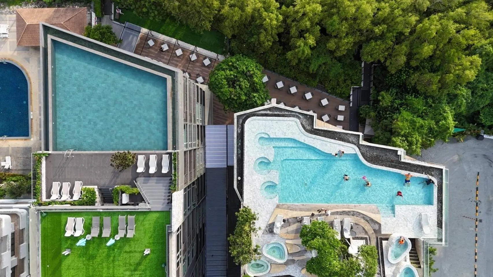 Swimming pool in Bayphere Hotel Pattaya JC