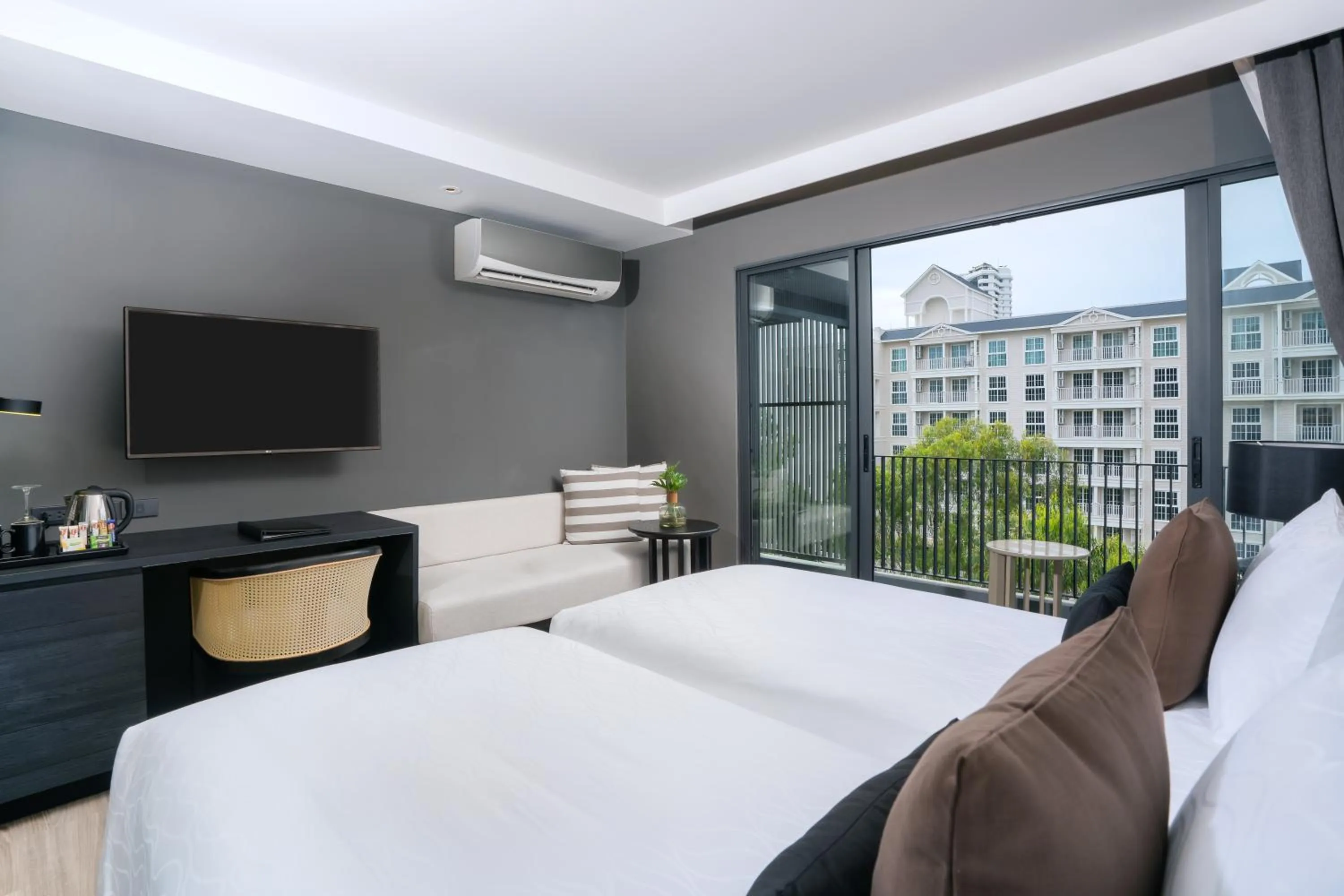 Balcony/Terrace, Bed in Bayphere Hotel Pattaya JC