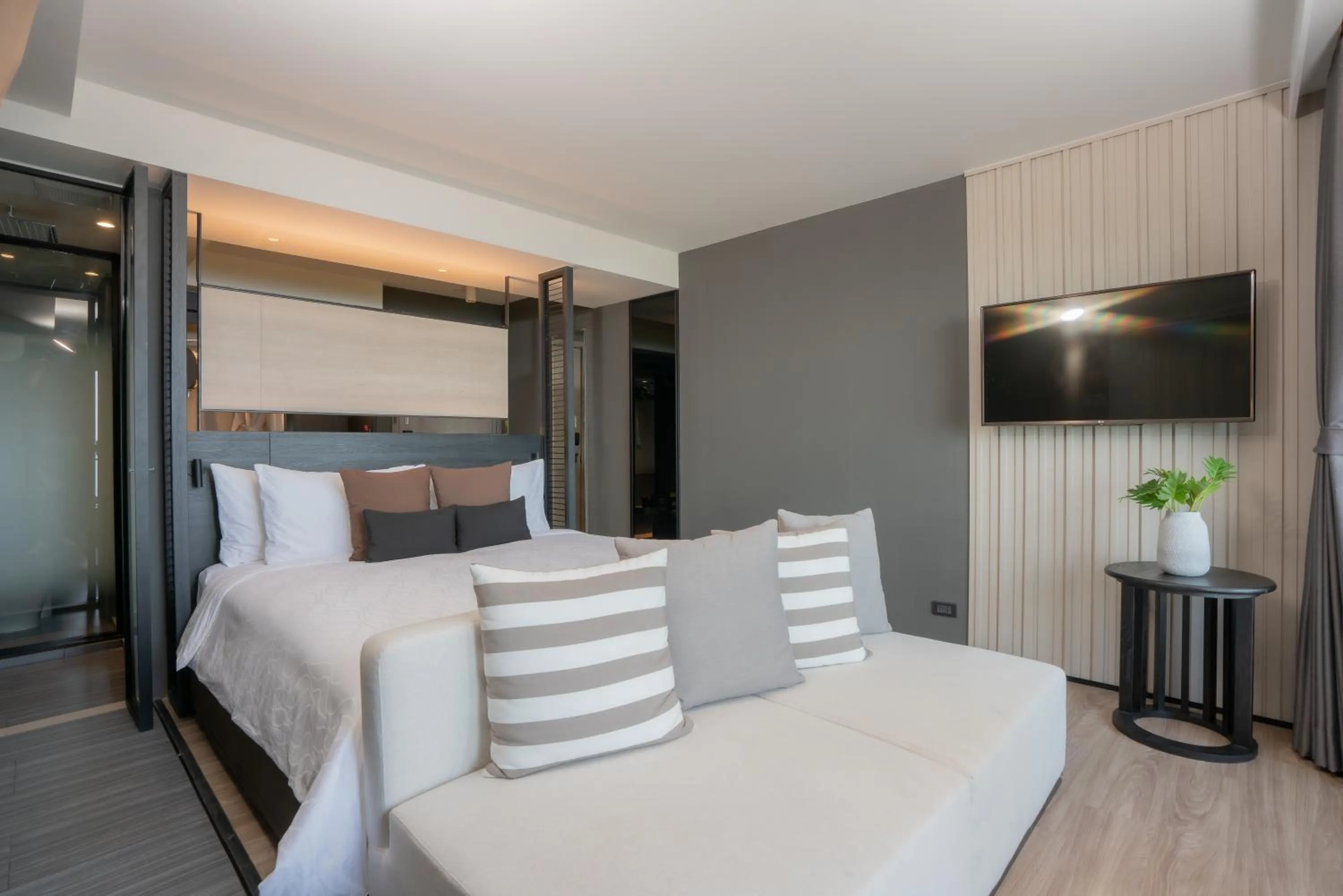 Seating area, Bed in Bayphere Hotel Pattaya JC