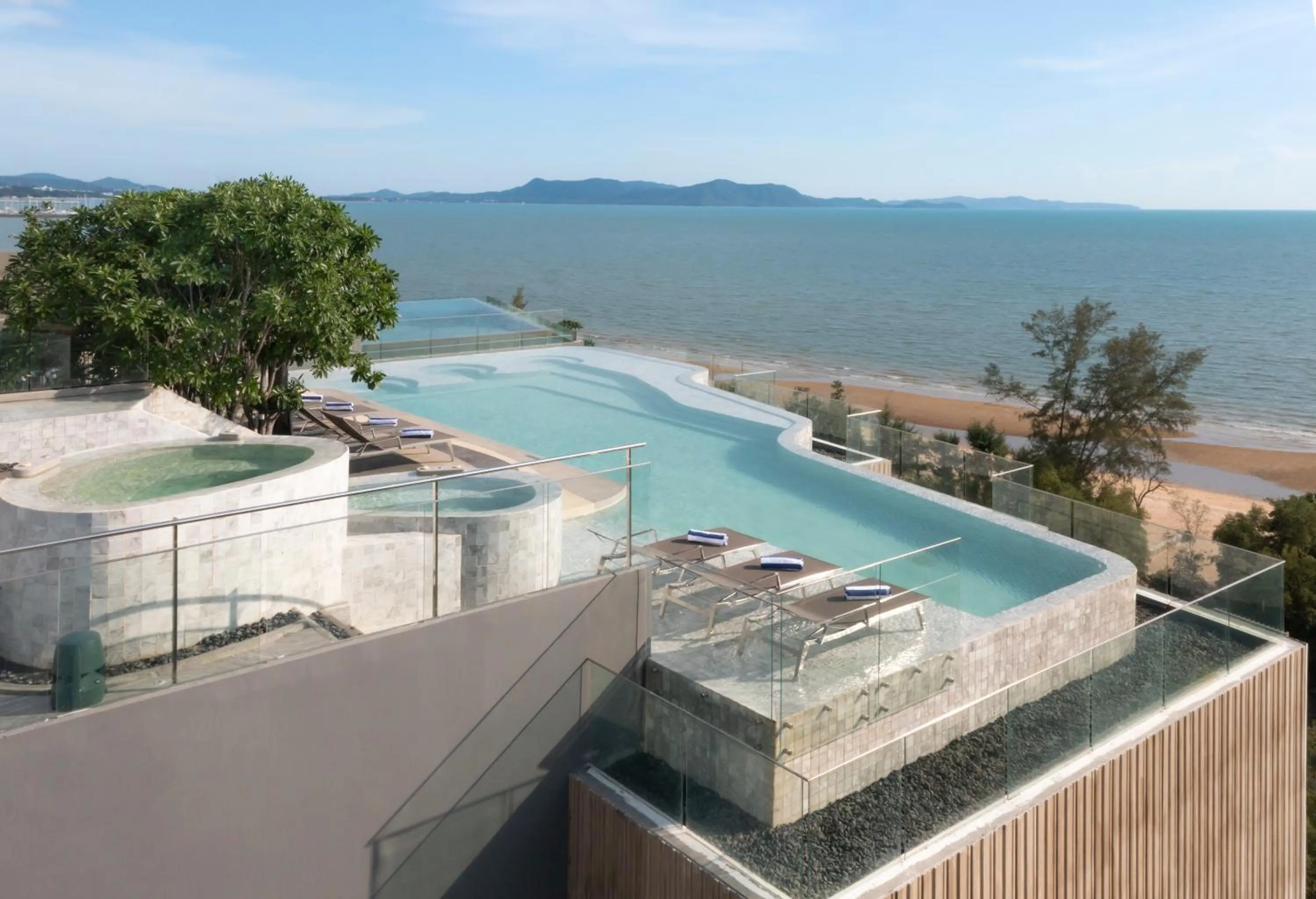 Swimming pool in Bayphere Hotel Pattaya JC