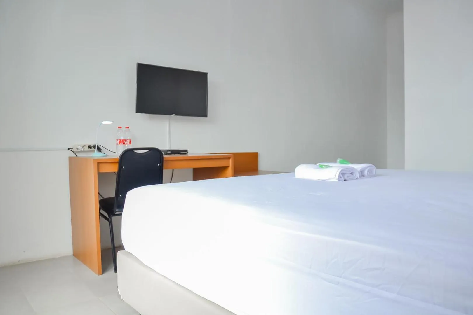 Bed in Bumi Ciboled Mitra RedDoorz near Gerbang Tol Pamulihan