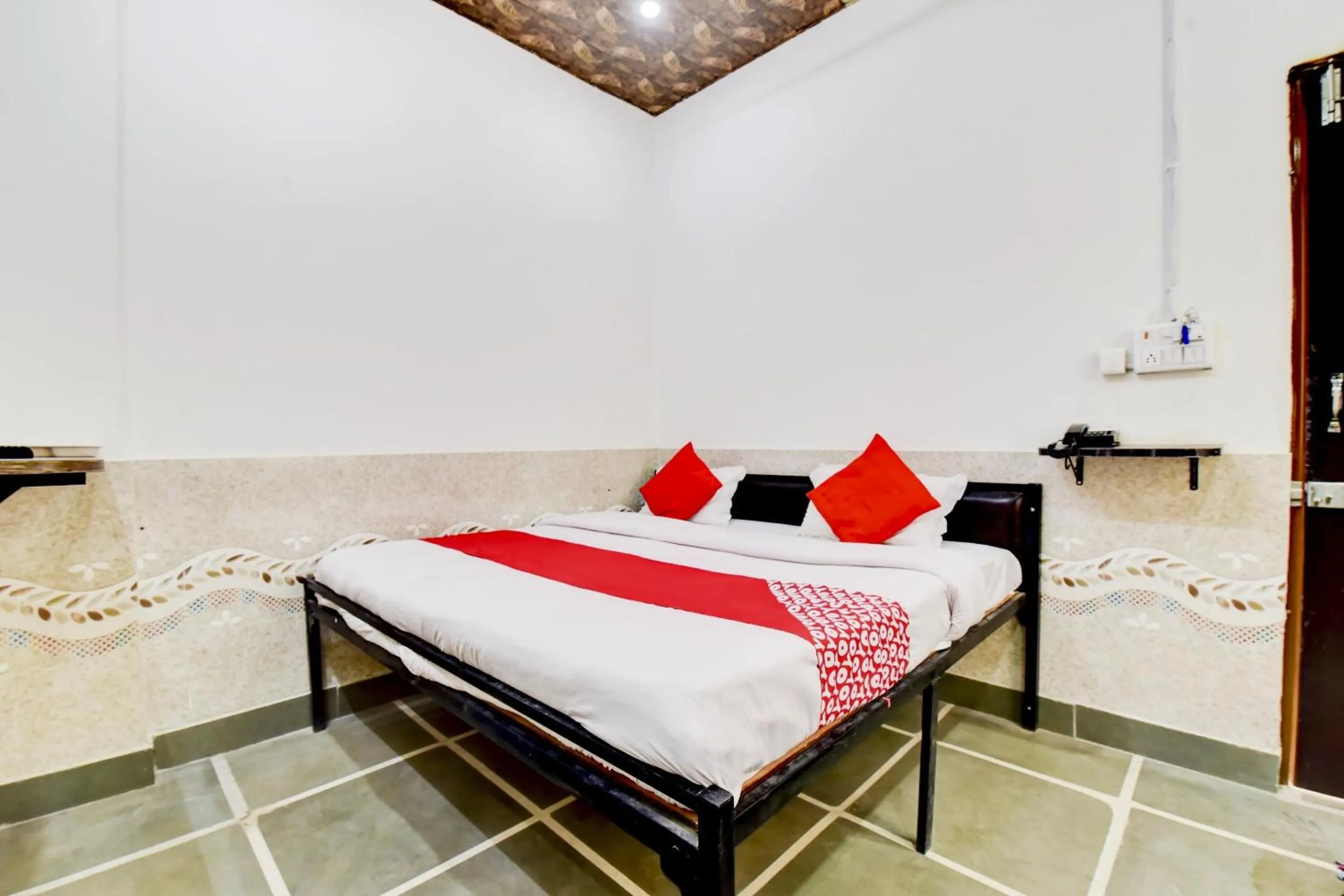 Bedroom, Bed in Hotel O Paradise Inn