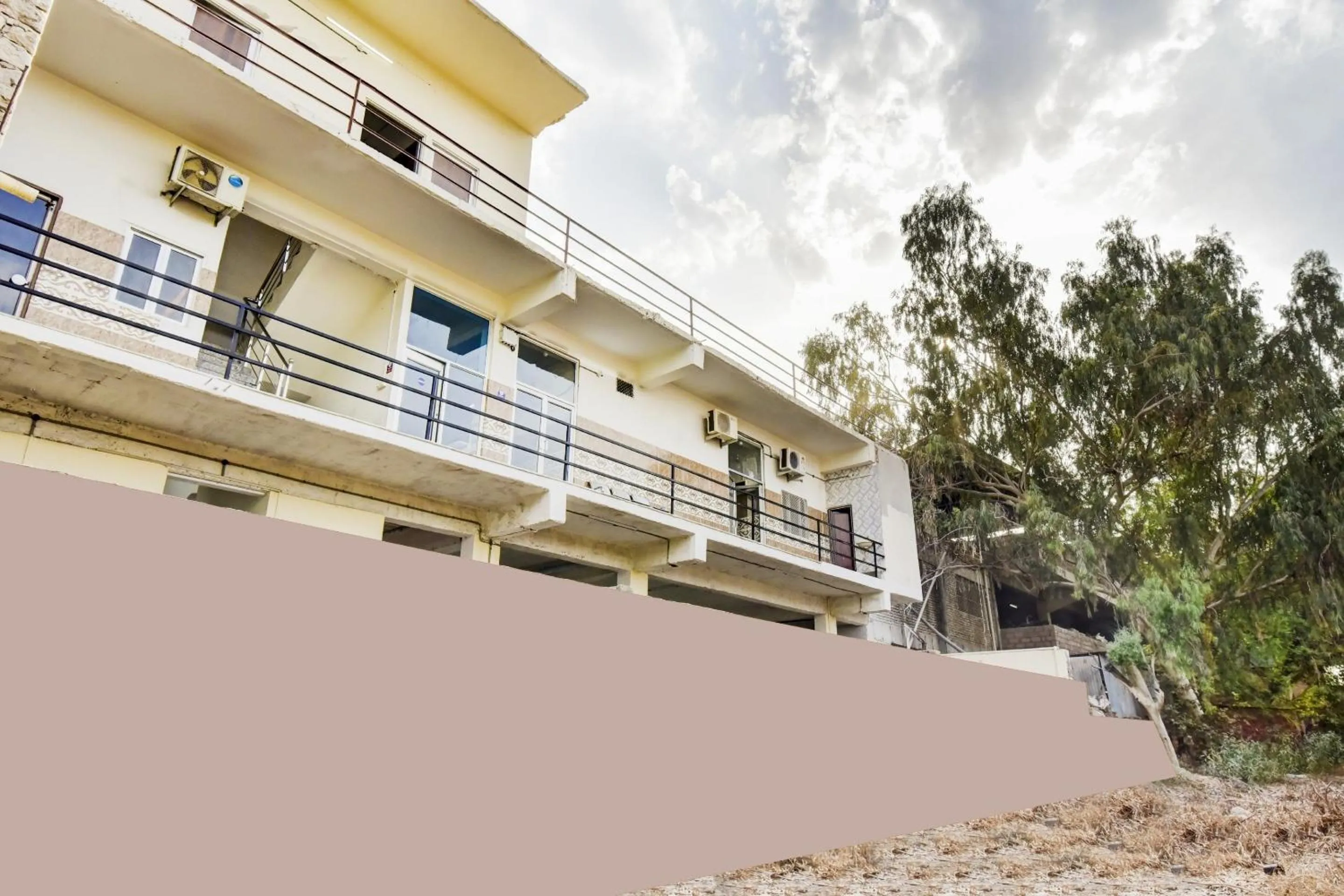 Facade/entrance in Hotel O Paradise Inn