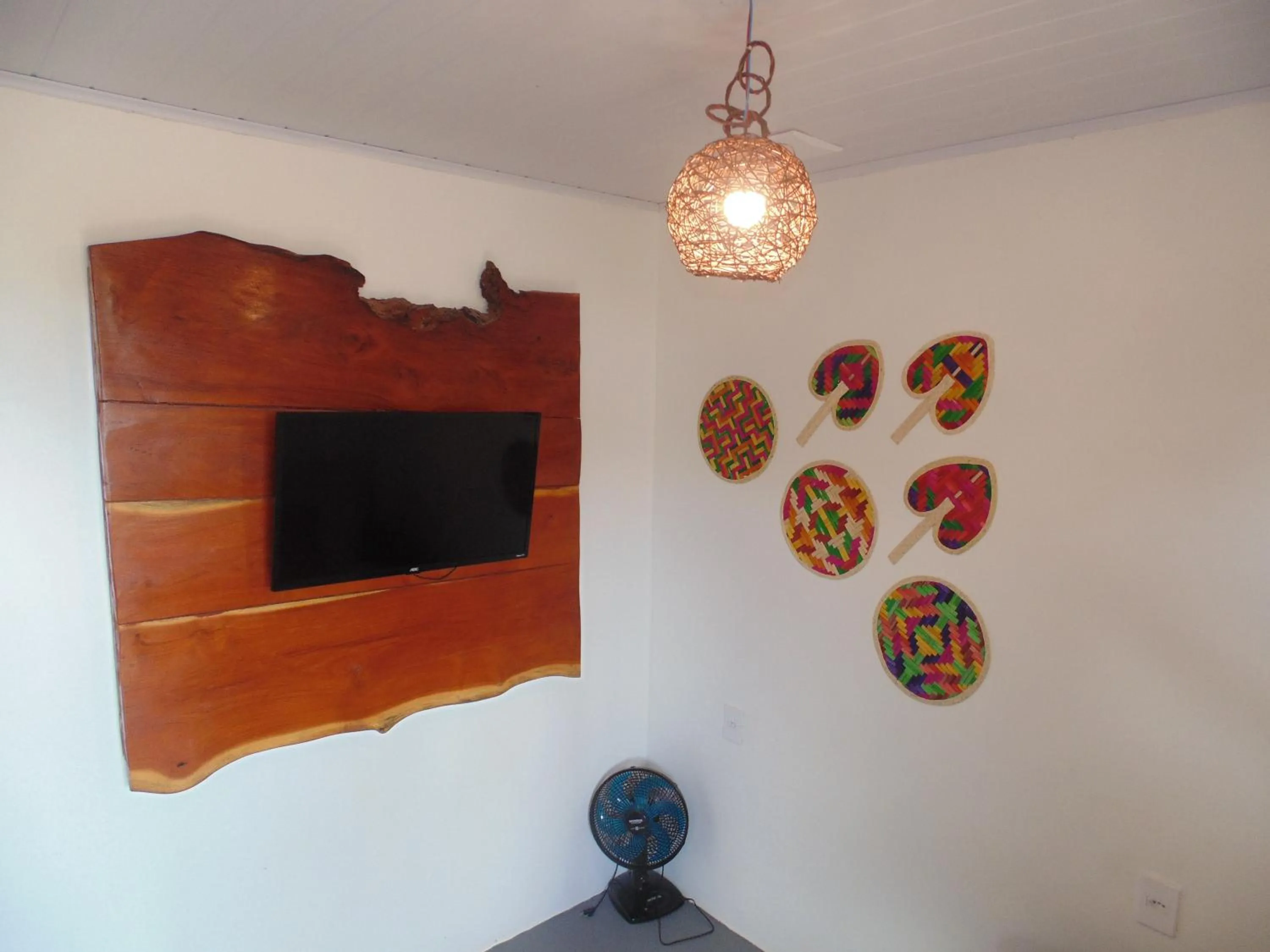 Communal lounge/ TV room in Chalé Palhano Beach