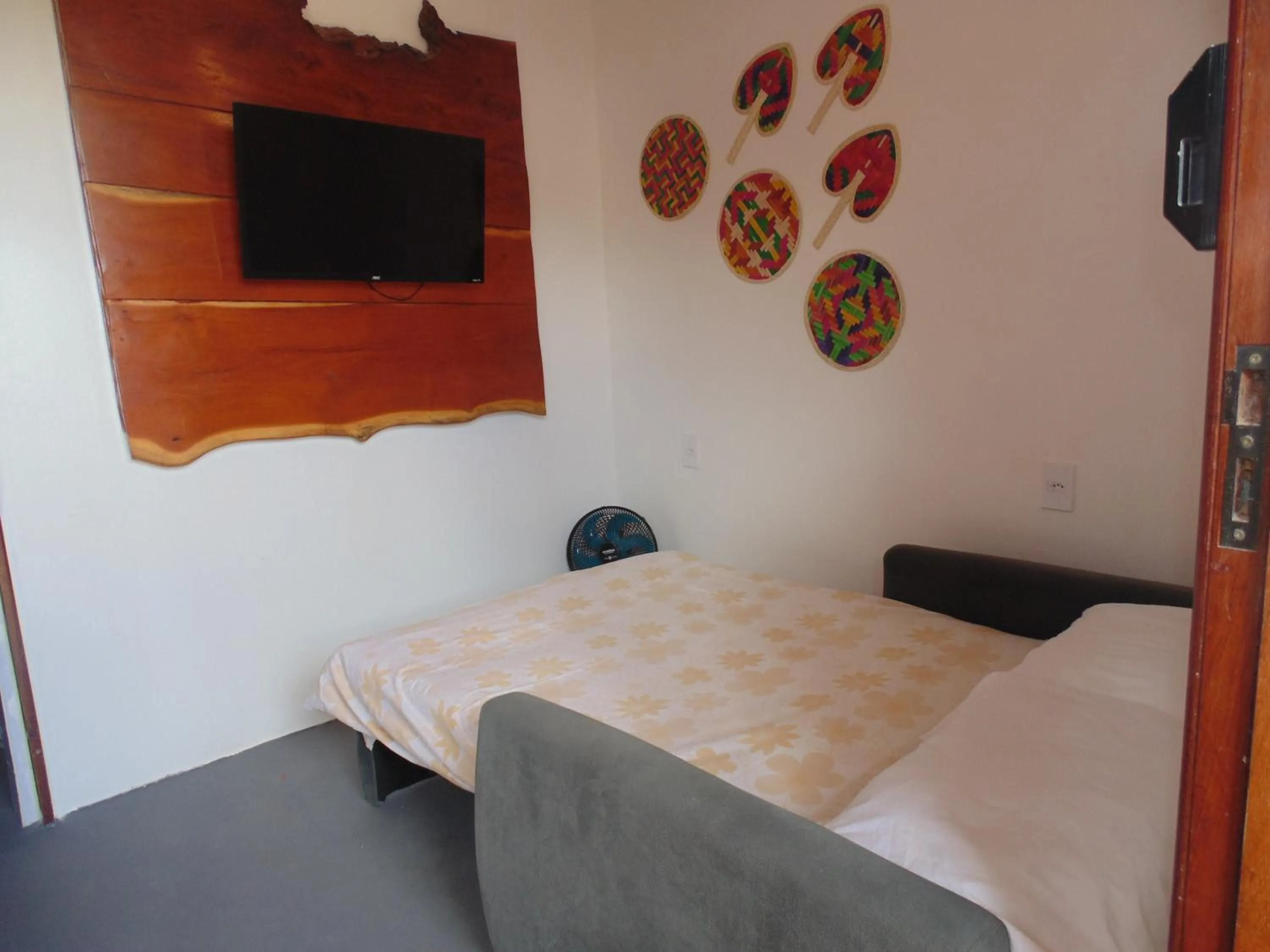 Communal lounge/ TV room, Bed in Chalé Palhano Beach