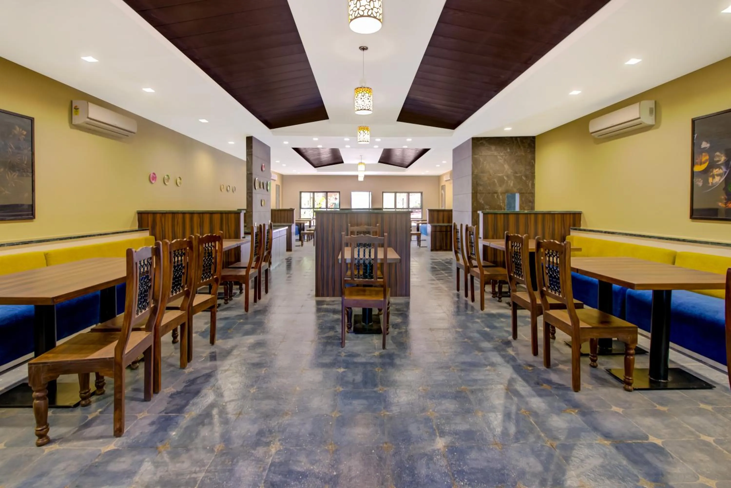 Restaurant/places to eat in Club Mahindra Netrang