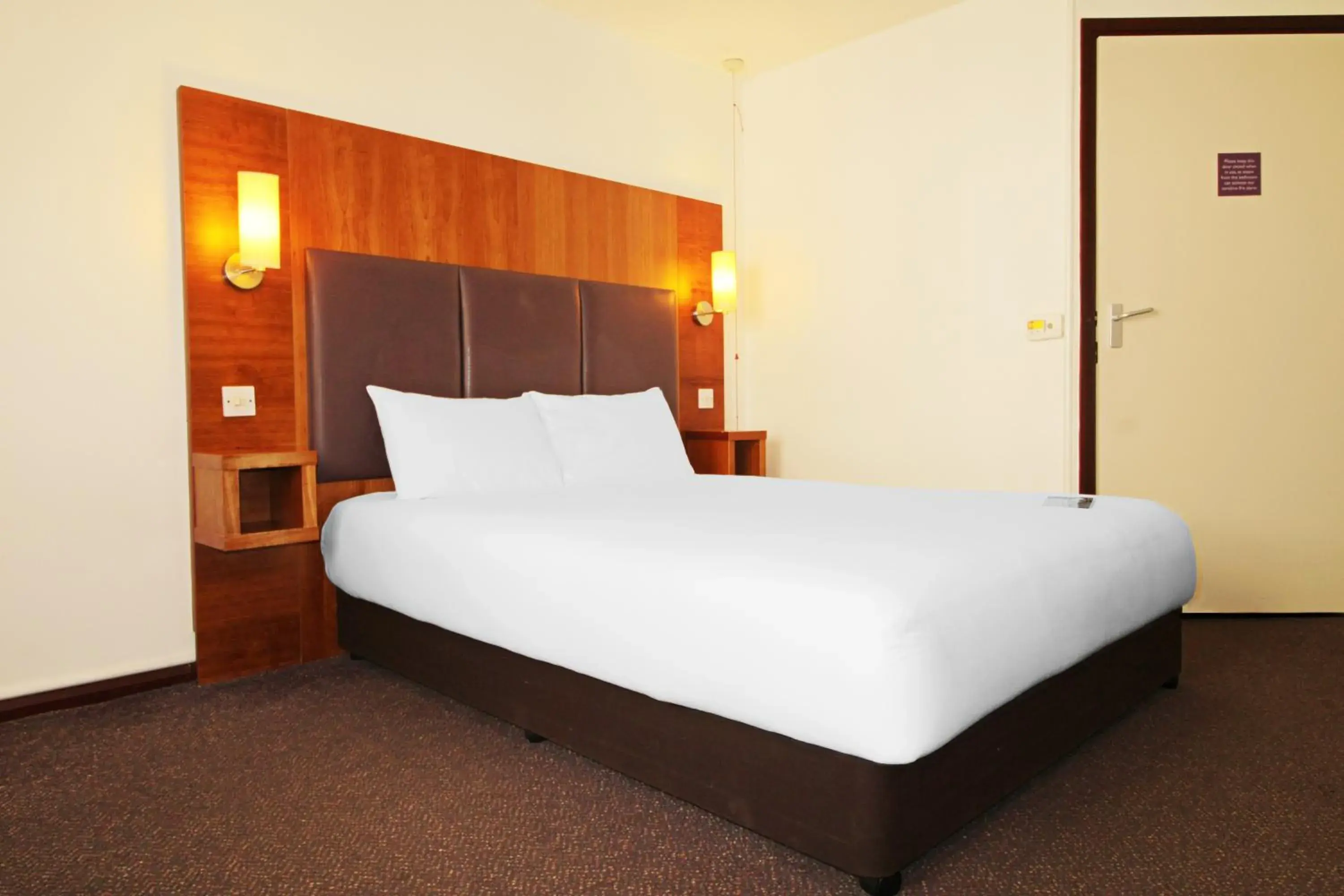 Double Room with Bath Tub - Disability Access/Non-Smoking in Casa Mere Hotel, Knutsford Cheshire, Sure Collection by Best Western Double Room with Bath Tub - Disability Access/Non-Smoking in Casa Mere Hotel, Knutsford Cheshire, Sure Collection by Best Western