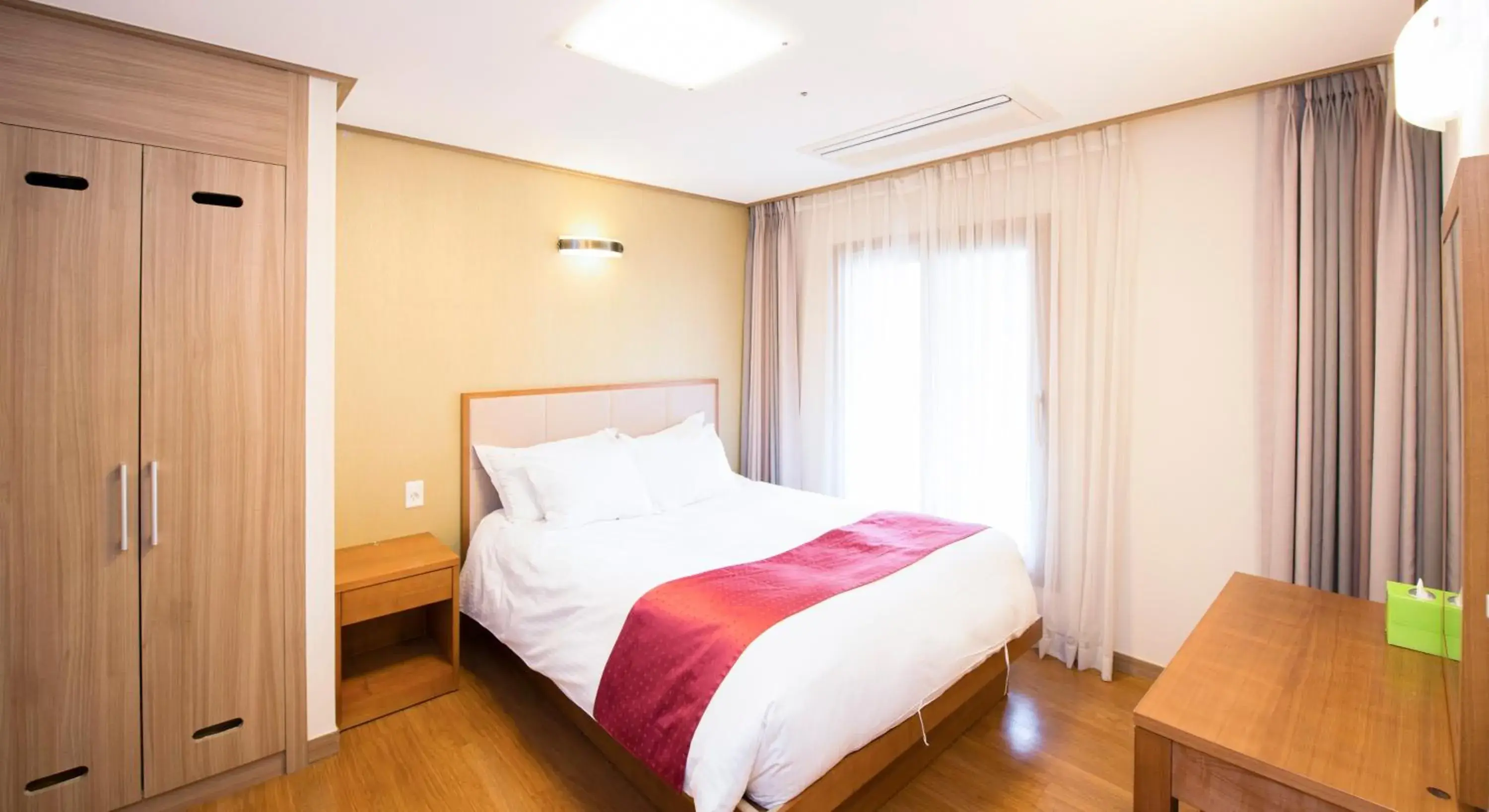 Deluxe Queen - Non-Smoking in Holiday Inn & Suites Alpensia Pyeongchang Suites, an IHG Hotel Deluxe Queen - Non-Smoking in Holiday Inn & Suites Alpensia Pyeongchang Suites, an IHG Hotel