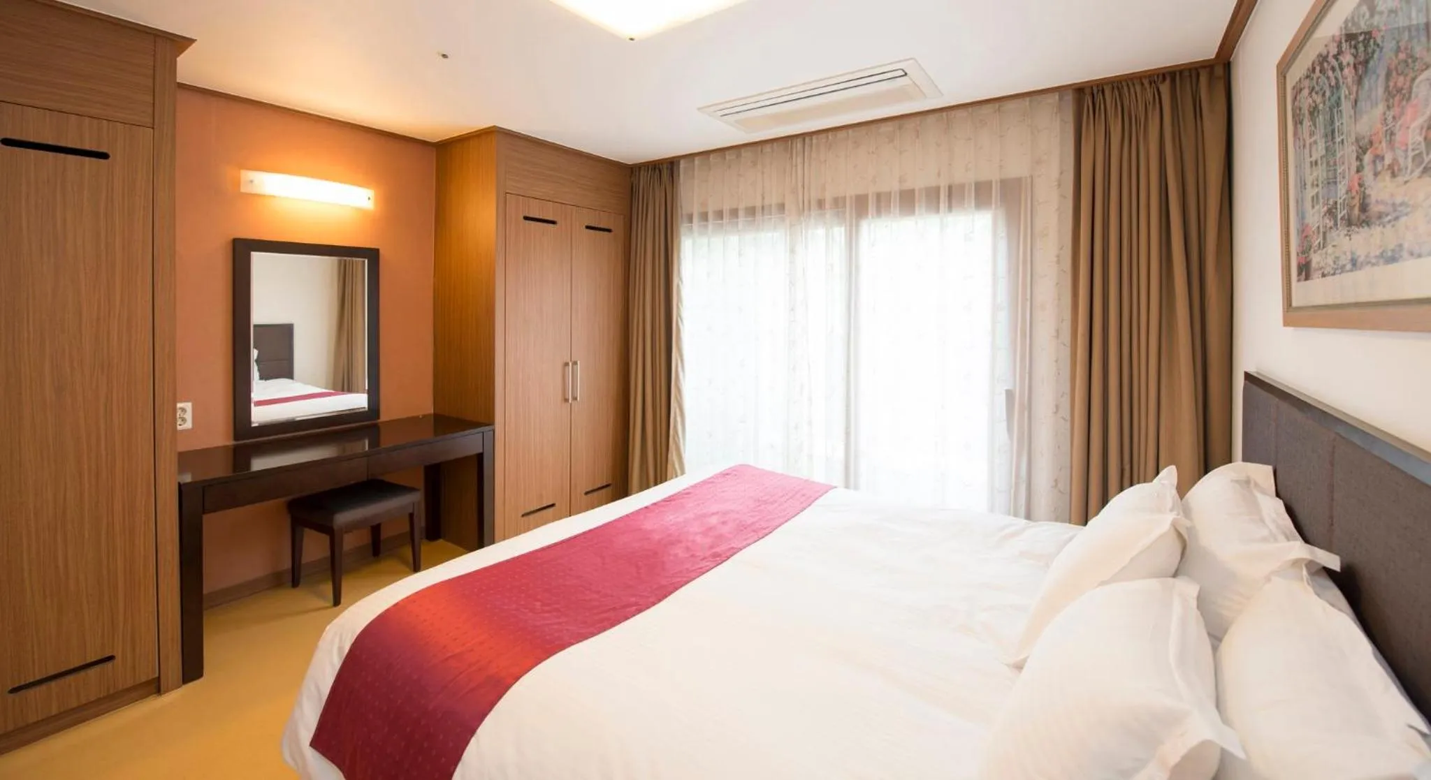 Photo of the whole room, Bed in Holiday Inn & Suites Alpensia Pyeongchang Suites by IHG
