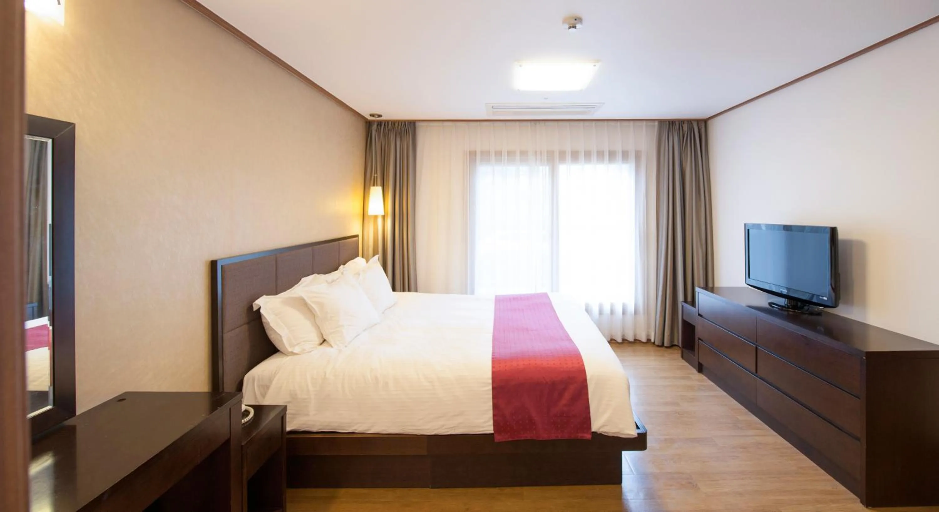 Bedroom, Bed in Holiday Inn & Suites Alpensia Pyeongchang Suites by IHG