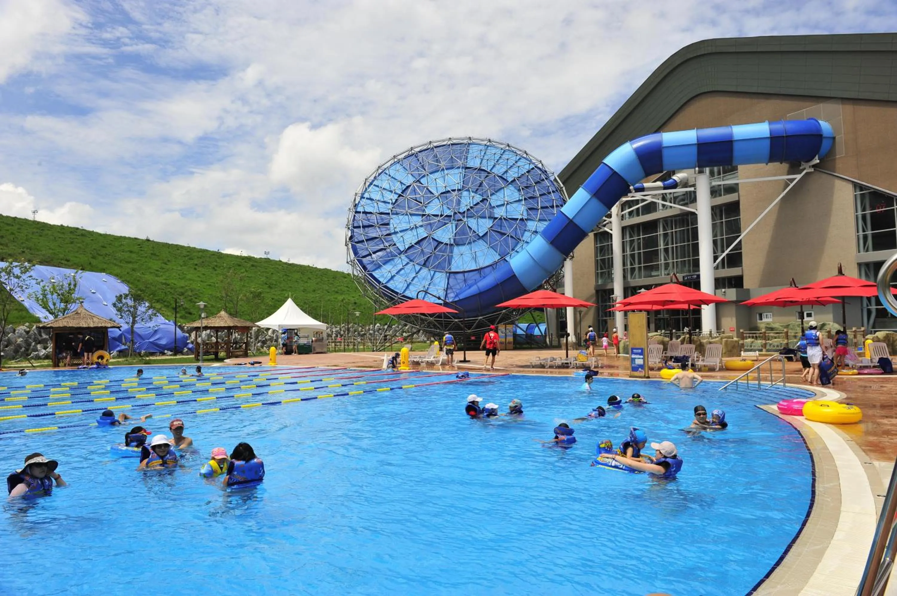 Swimming pool in Holiday Inn & Suites Alpensia Pyeongchang Suites by IHG