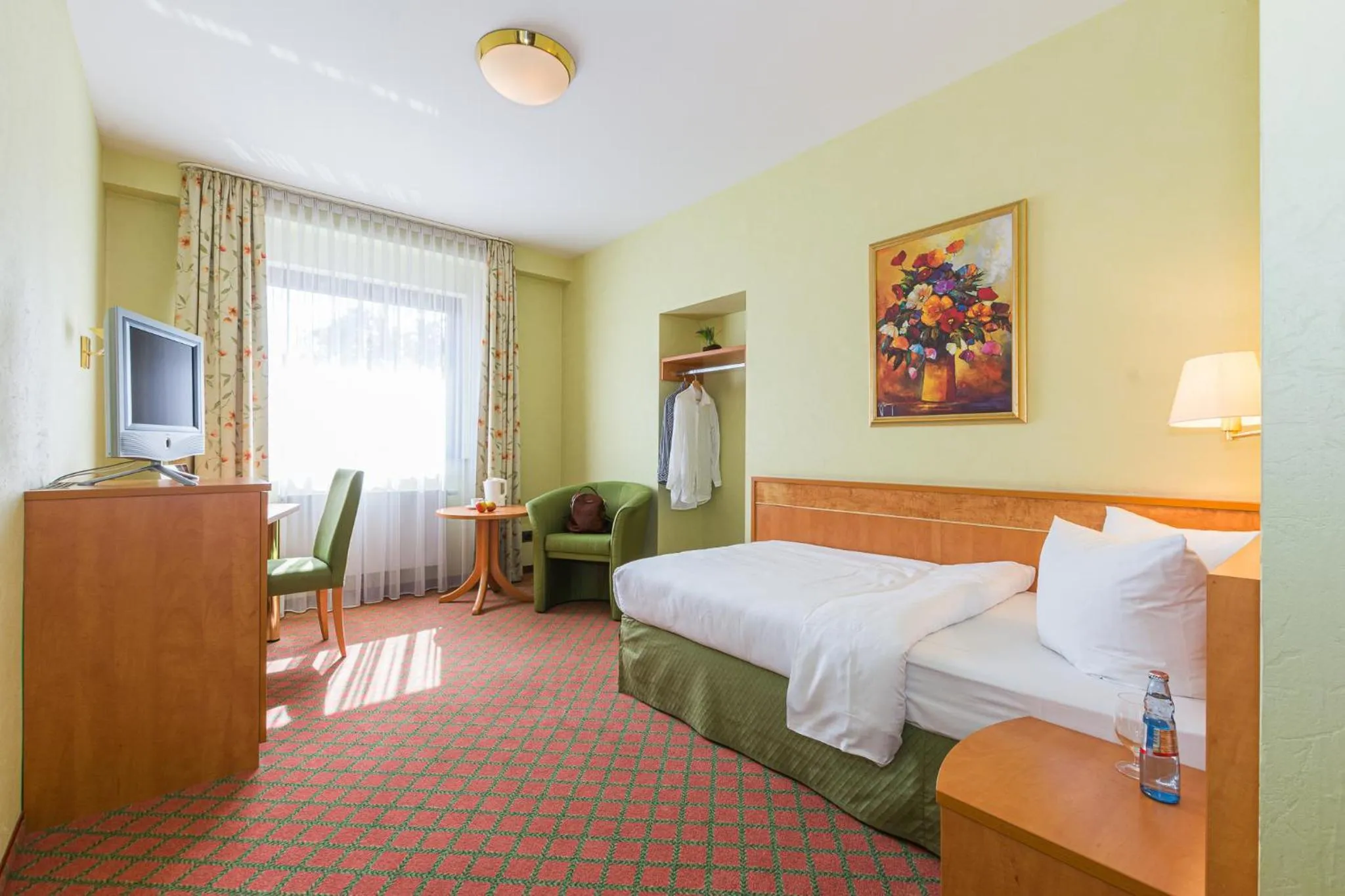 Photo of the whole room, Bed in Lohmann's Kapeller Hof