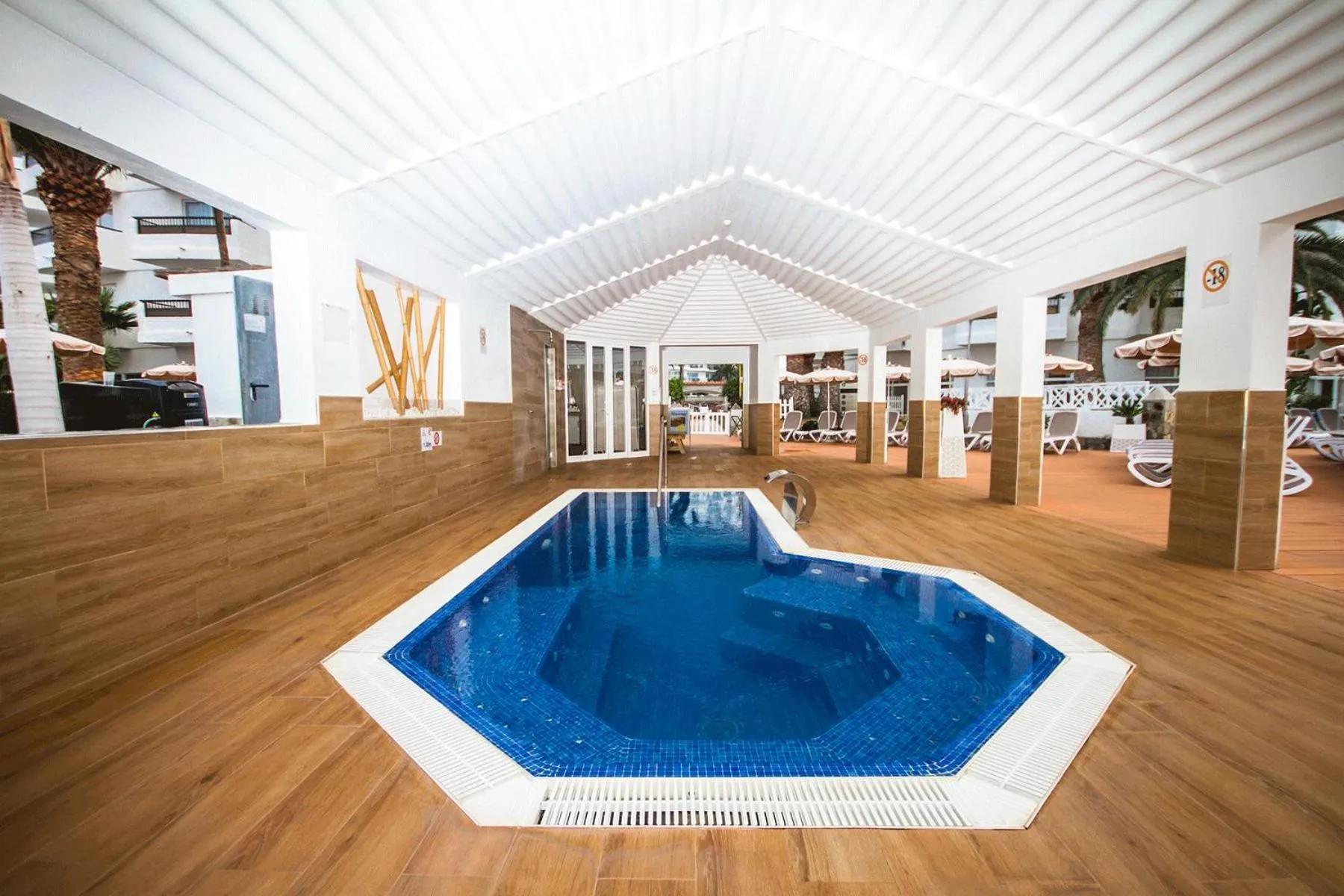 Swimming pool in Servatur Waikiki