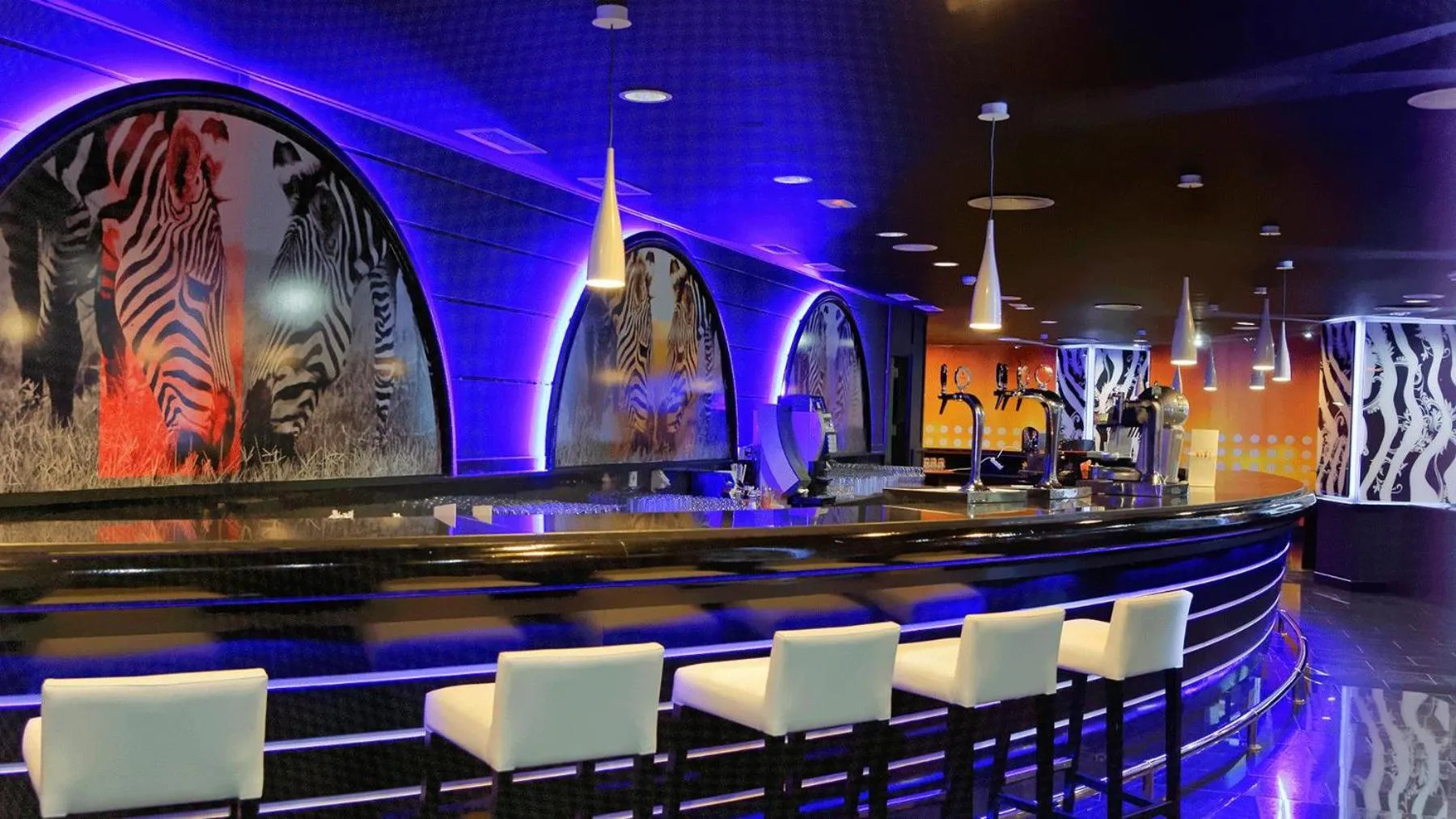 Lounge or bar in Servatur Waikiki