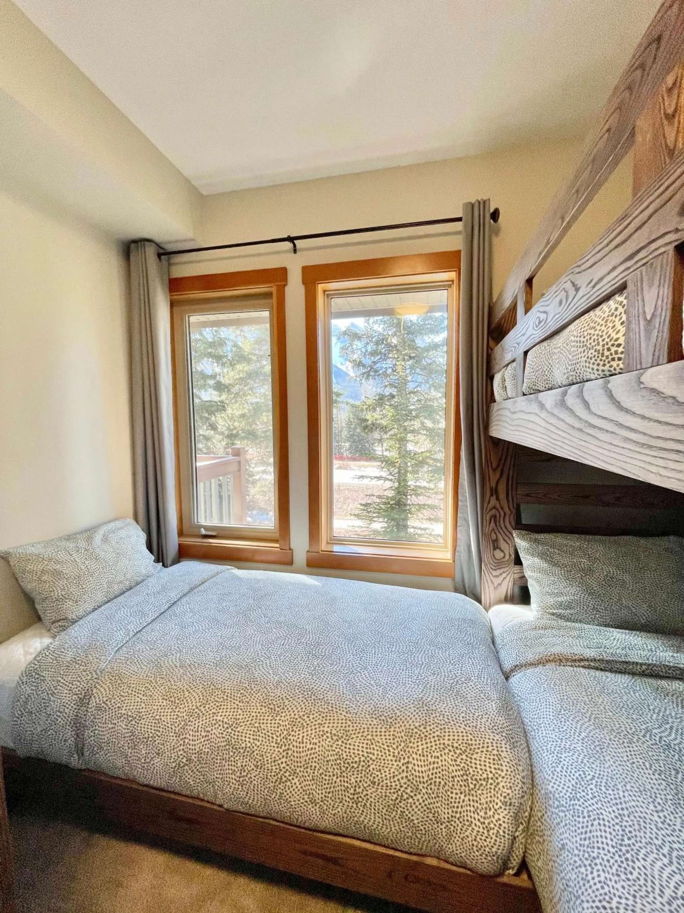Bed in Newly Renovated Grizzly Lodge, Spacious 3BR 2BA with open pool, hot tub