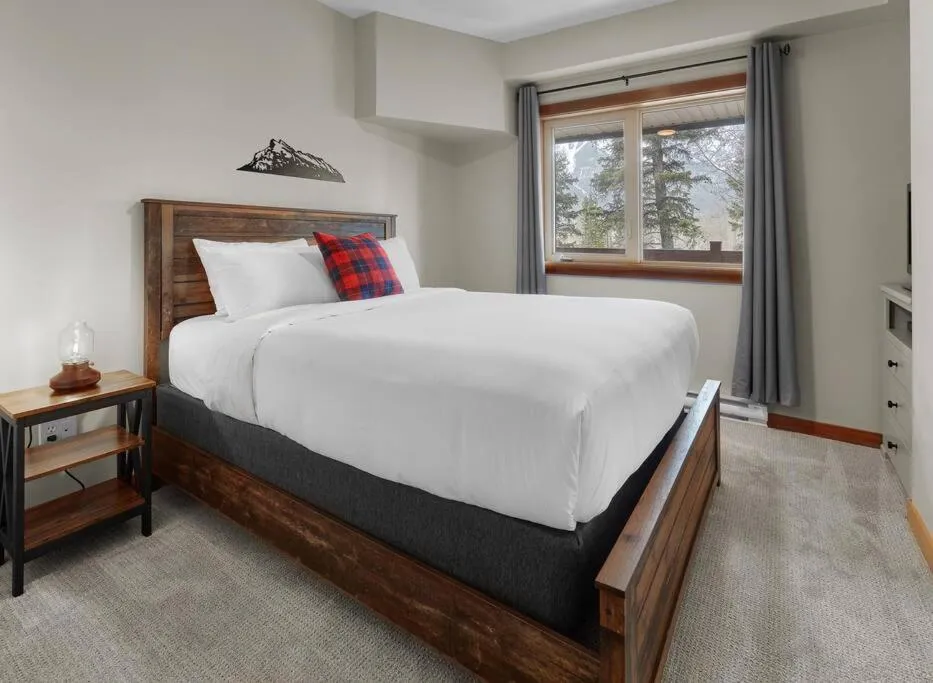 Bed in Newly Renovated Grizzly Lodge, Spacious 3BR 2BA with open pool, hot tub