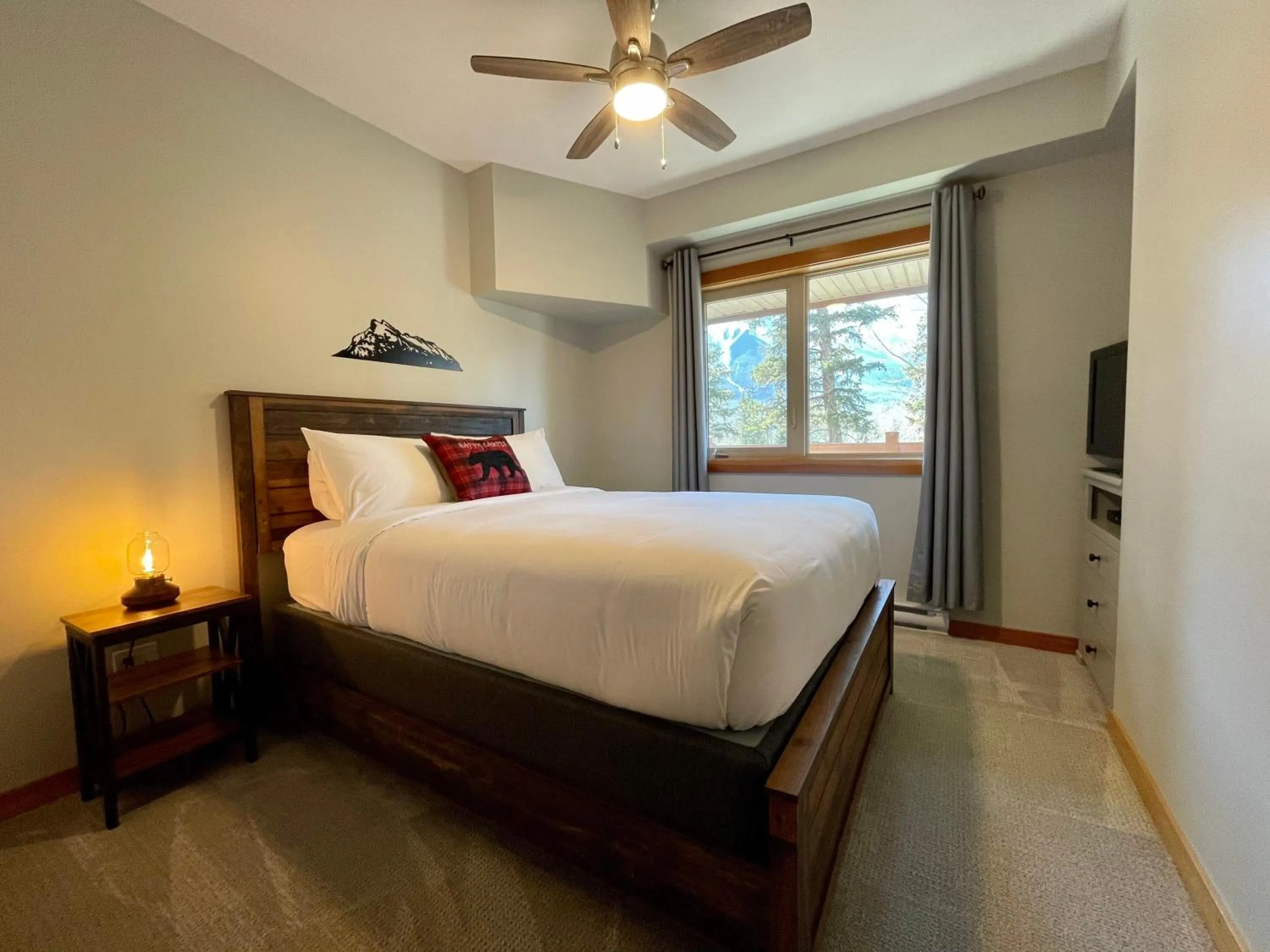 Bed in Newly Renovated Grizzly Lodge, Spacious 3BR 2BA with open pool, hot tub