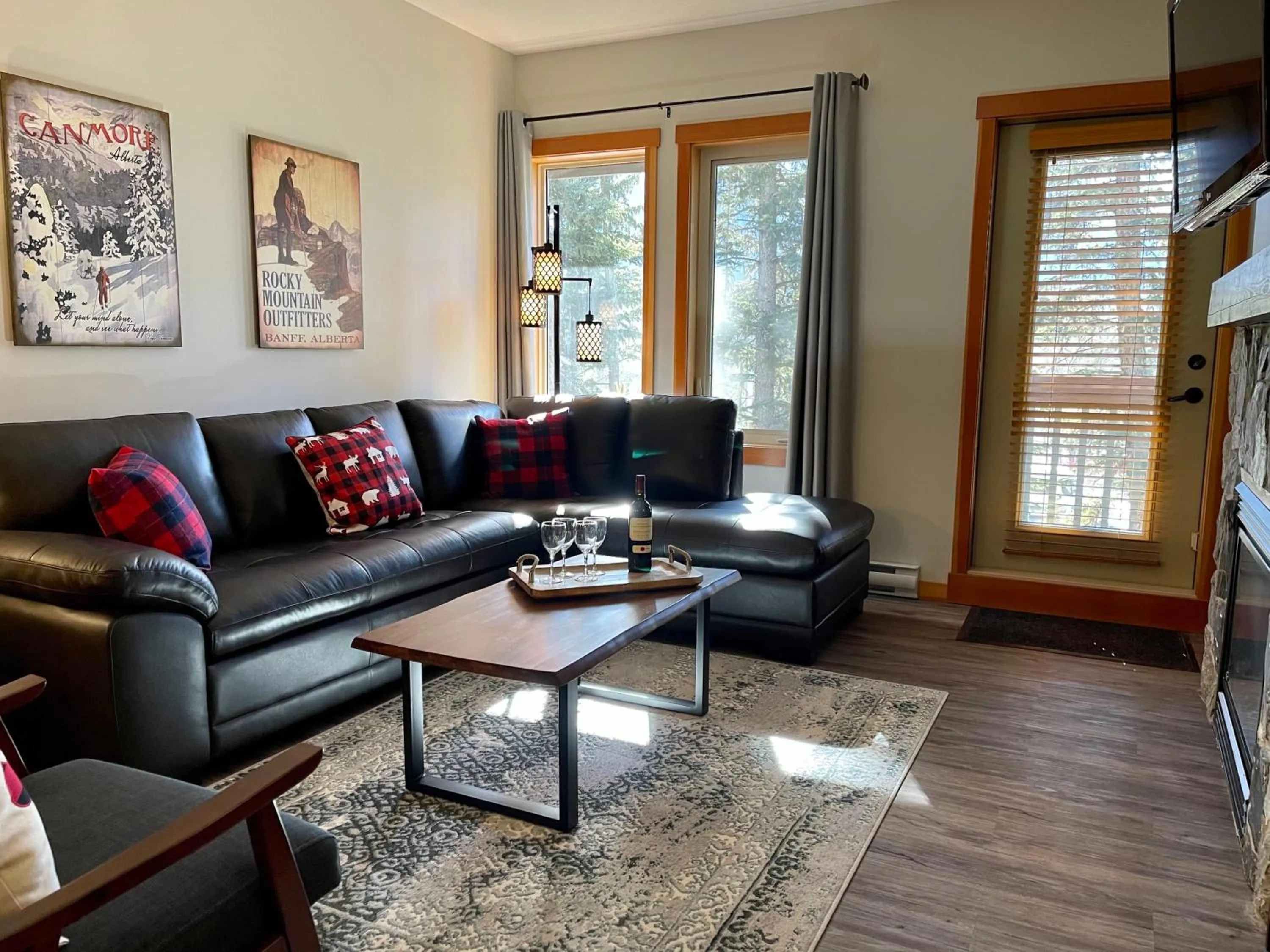 Newly Renovated Grizzly Lodge, Spacious 3BR 2BA with open pool, hot tub