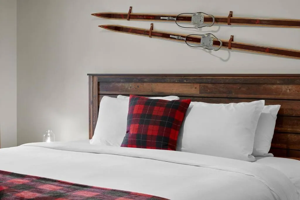 Bed in Newly Renovated Grizzly Lodge, Spacious 3BR 2BA with open pool, hot tub