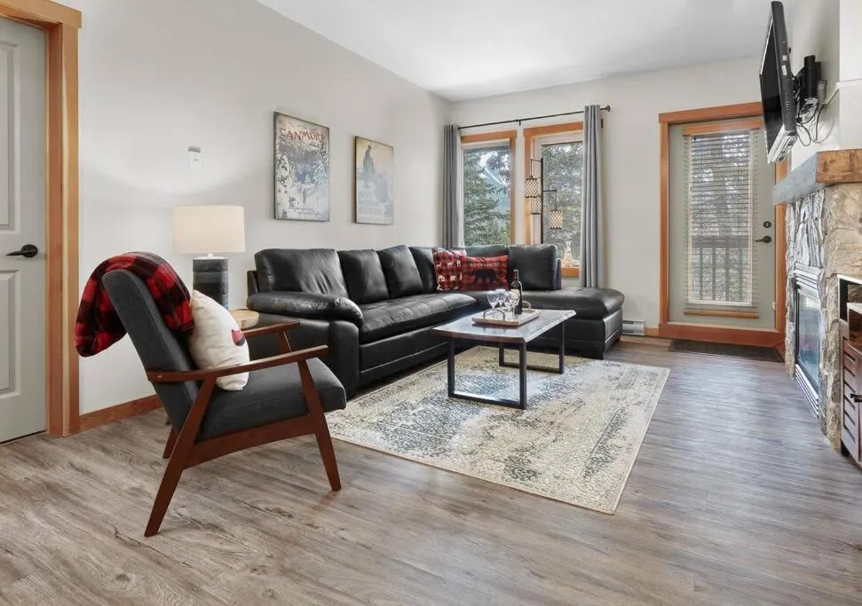 Newly Renovated Grizzly Lodge, Spacious 3BR 2BA with open pool, hot tub